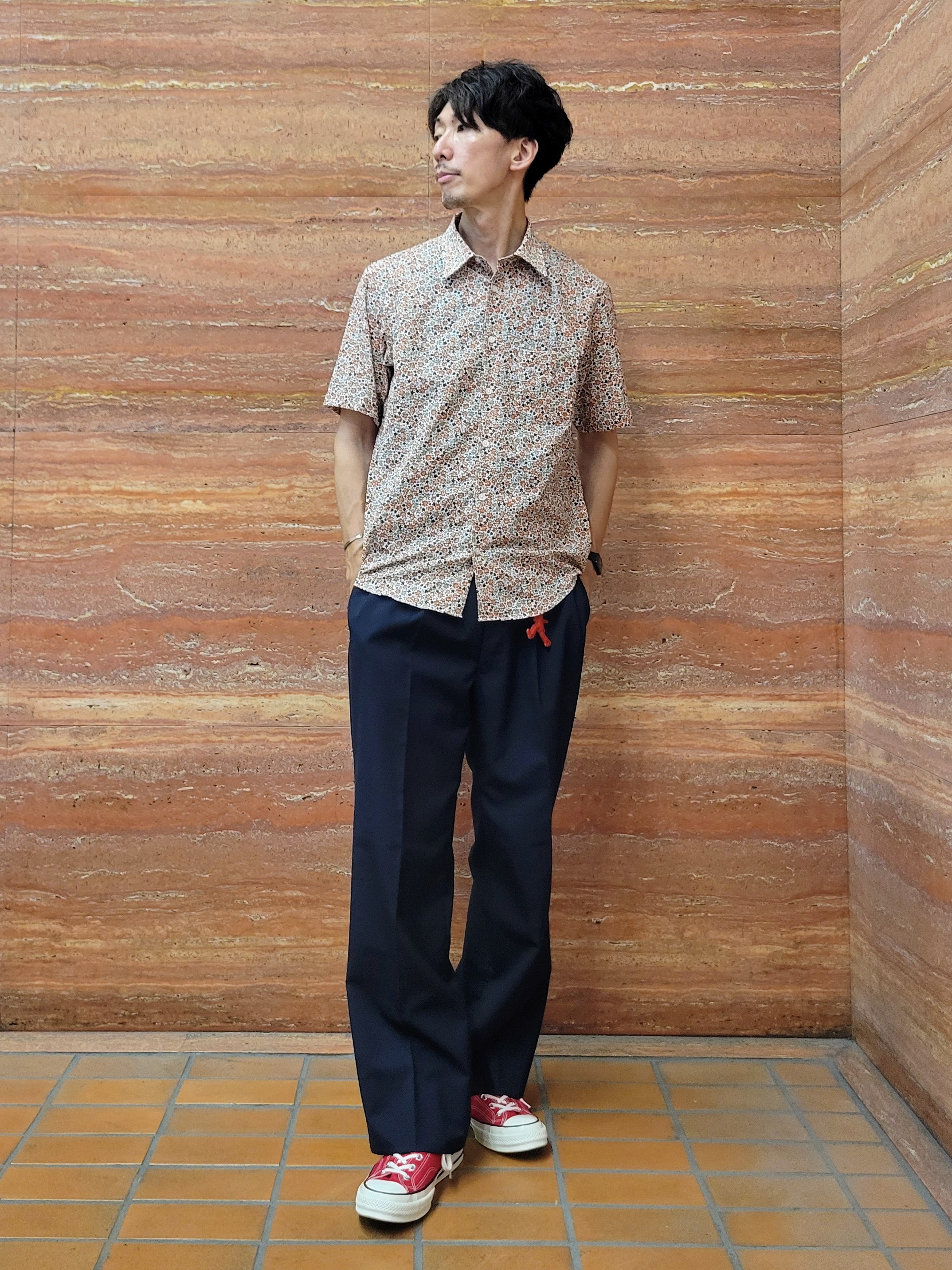 piroyaさんの「TAKEO KIKUCHI｜リップル小花シャツ」を使ったコーディネート