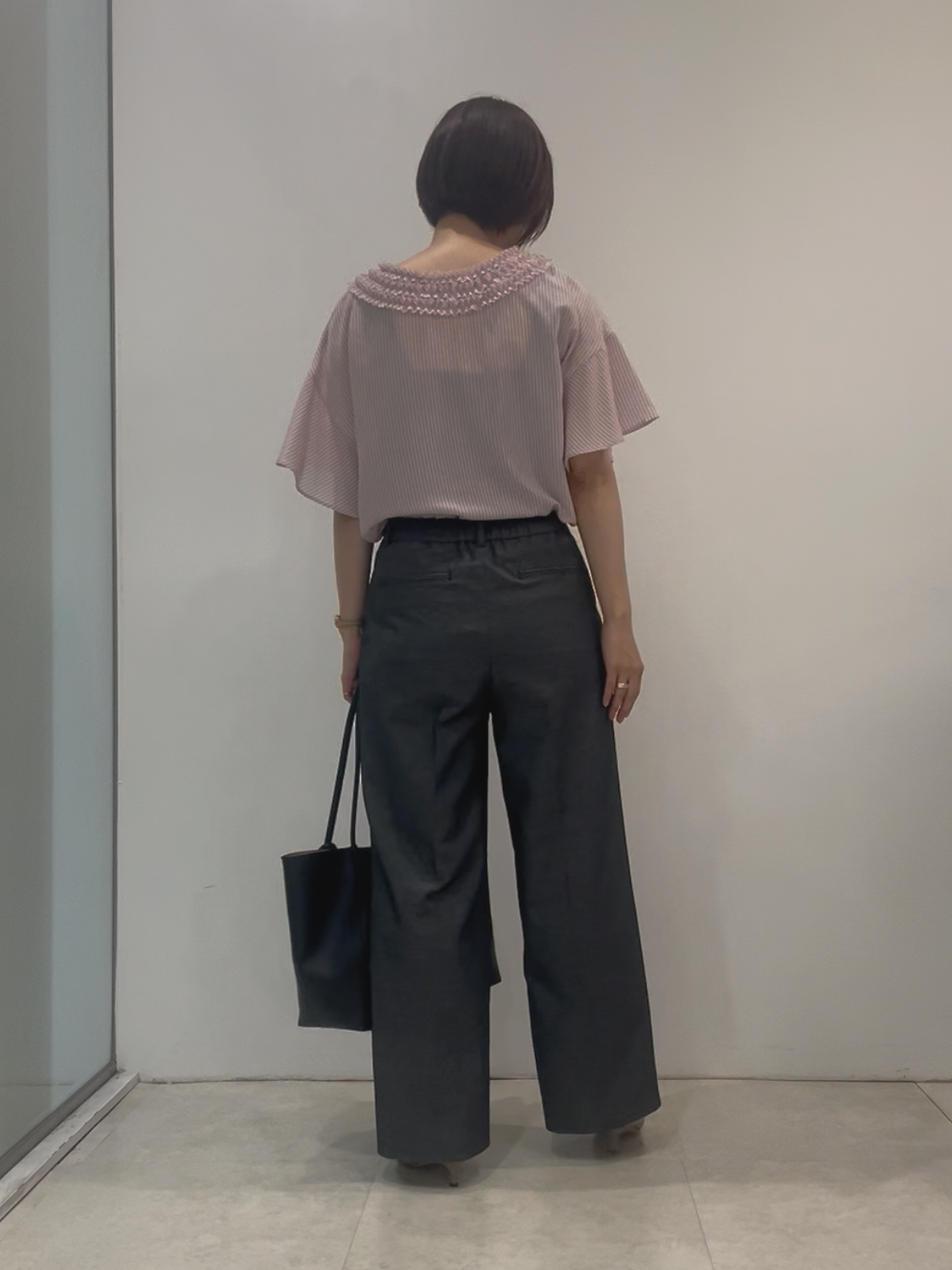 まどかさんの「UNTITLED｜【接触冷感/通気性/洗える】Vネックフリルブラウス」を使ったコーディネート