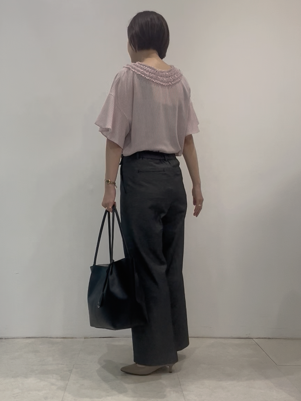 まどかさんの「UNTITLED｜【接触冷感/通気性/洗える】Vネックフリルブラウス」を使ったコーディネート