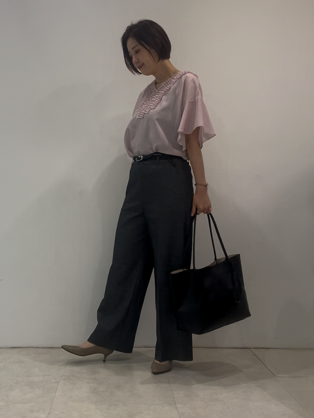 まどかさんの「UNTITLED｜【接触冷感/通気性/洗える】Vネックフリルブラウス」を使ったコーディネート