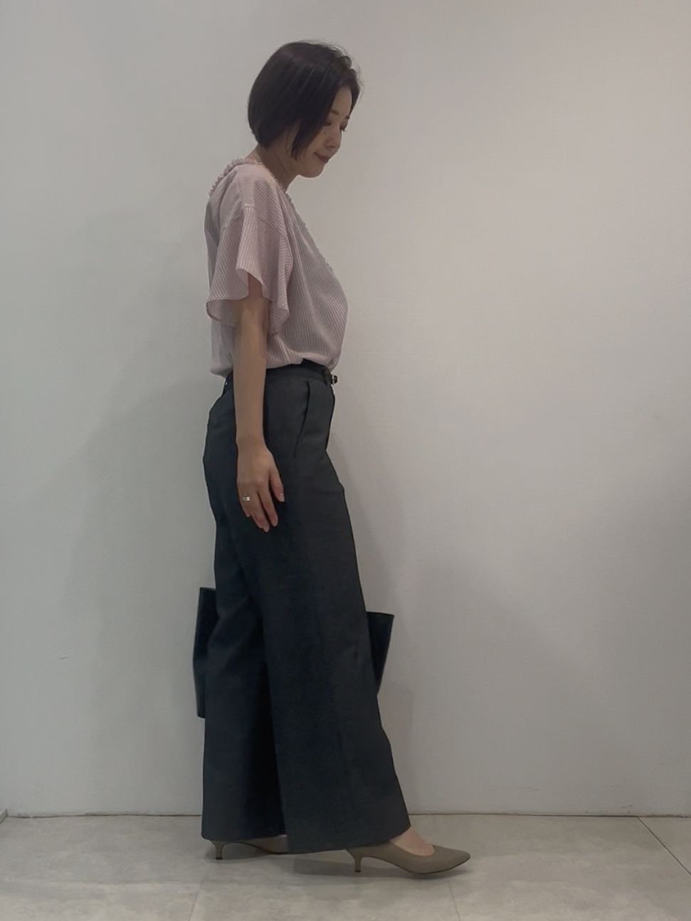 まどかさんの「UNTITLED｜【接触冷感/通気性/洗える】Vネックフリルブラウス」を使ったコーディネート