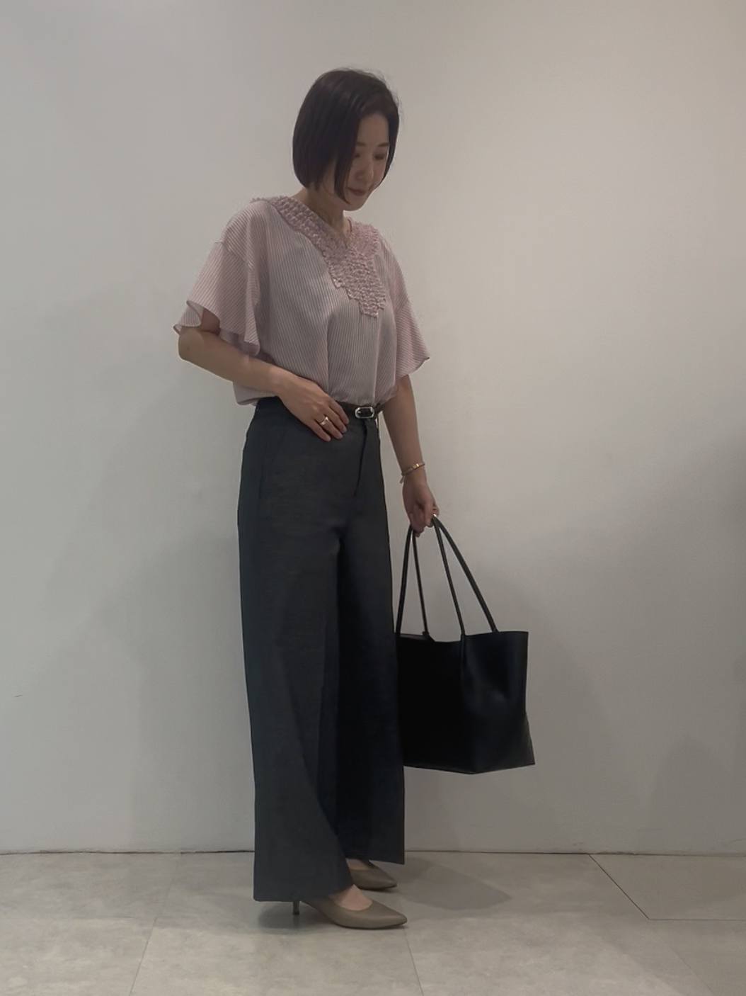 まどかさんの「UNTITLED｜【接触冷感/通気性/洗える】Vネックフリルブラウス」を使ったコーディネート