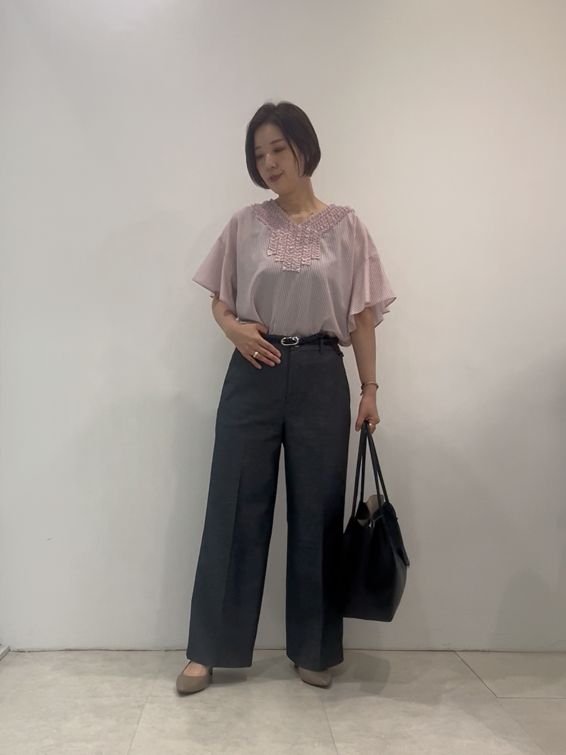まどかさんの「UNTITLED｜【接触冷感/通気性/洗える】Vネックフリルブラウス」を使ったコーディネート