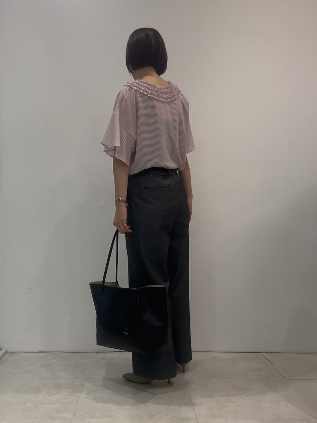 まどかさんの「UNTITLED｜【接触冷感/通気性/洗える】Vネックフリルブラウス」を使ったコーディネート
