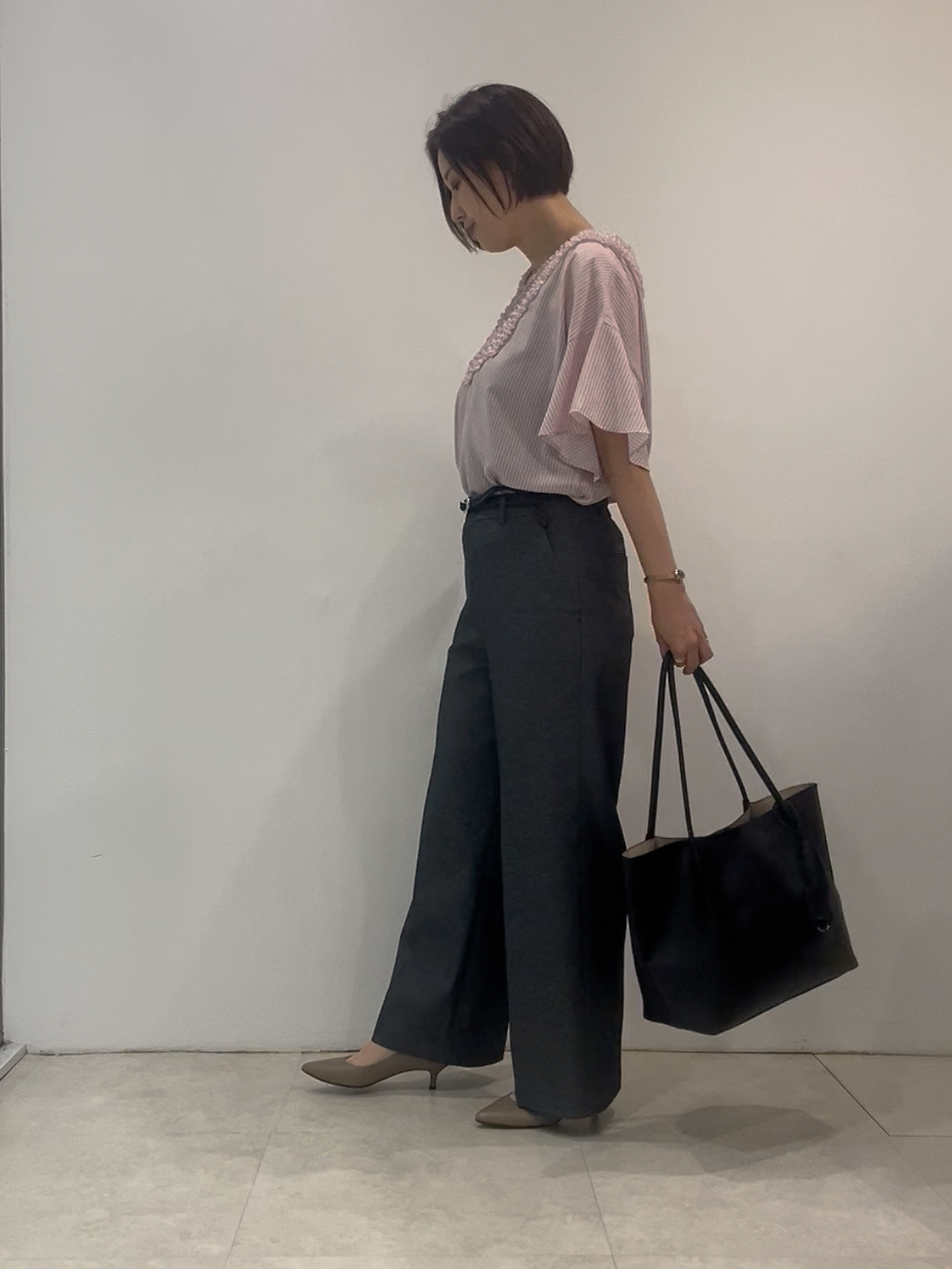 まどかさんの「UNTITLED｜【接触冷感/通気性/洗える】Vネックフリルブラウス」を使ったコーディネート