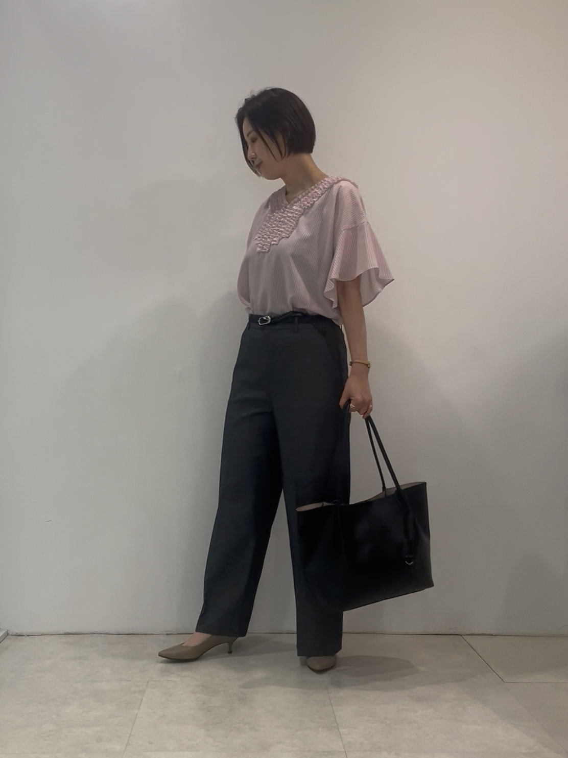 まどかさんの「UNTITLED｜【接触冷感/通気性/洗える】Vネックフリルブラウス」を使ったコーディネート
