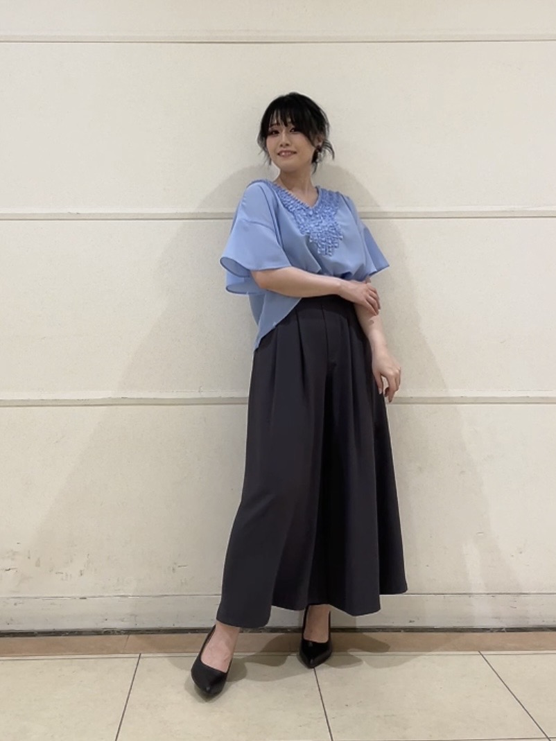 watanabeさんの「UNTITLED｜【接触冷感/通気性/洗える】Vネックフリルブラウス」を使ったコーディネート