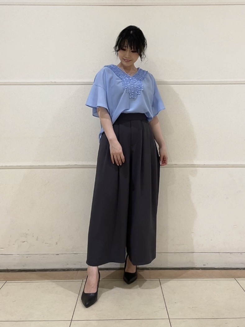 watanabeさんの「UNTITLED｜【接触冷感/通気性/洗える】Vネックフリルブラウス」を使ったコーディネート