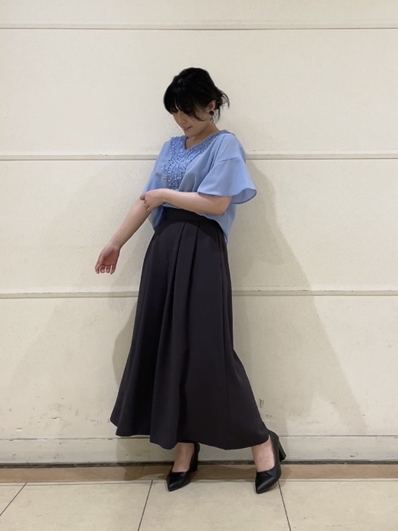 watanabeさんの「UNTITLED｜【接触冷感/通気性/洗える】Vネックフリルブラウス」を使ったコーディネート