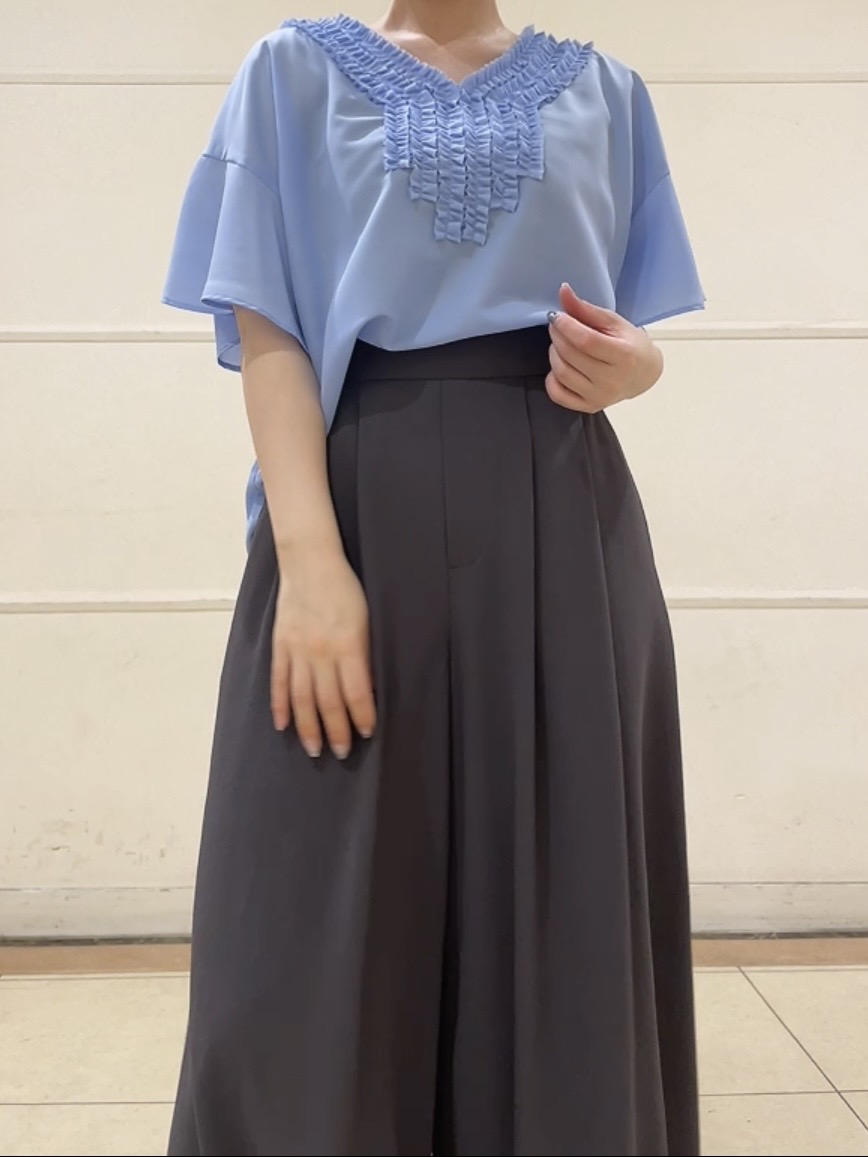 watanabeさんの「UNTITLED｜【接触冷感/通気性/洗える】Vネックフリルブラウス」を使ったコーディネート