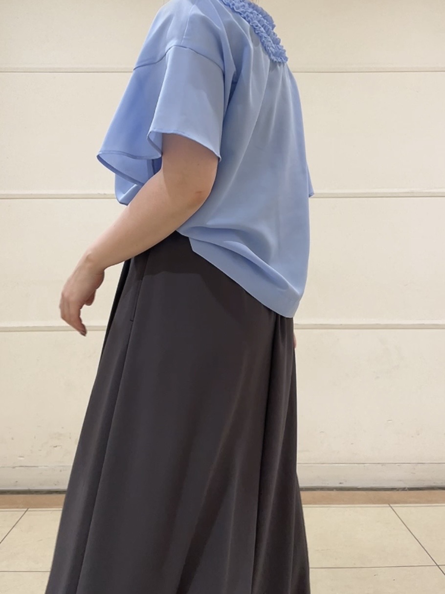 watanabeさんの「UNTITLED｜【接触冷感/通気性/洗える】Vネックフリルブラウス」を使ったコーディネート