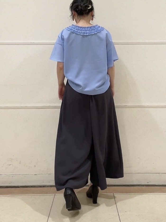 watanabeさんの「UNTITLED｜【接触冷感/通気性/洗える】Vネックフリルブラウス」を使ったコーディネート