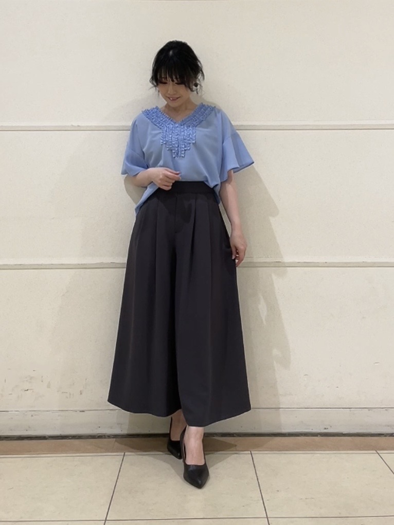 watanabeさんの「UNTITLED｜【接触冷感/通気性/洗える】Vネックフリルブラウス」を使ったコーディネート