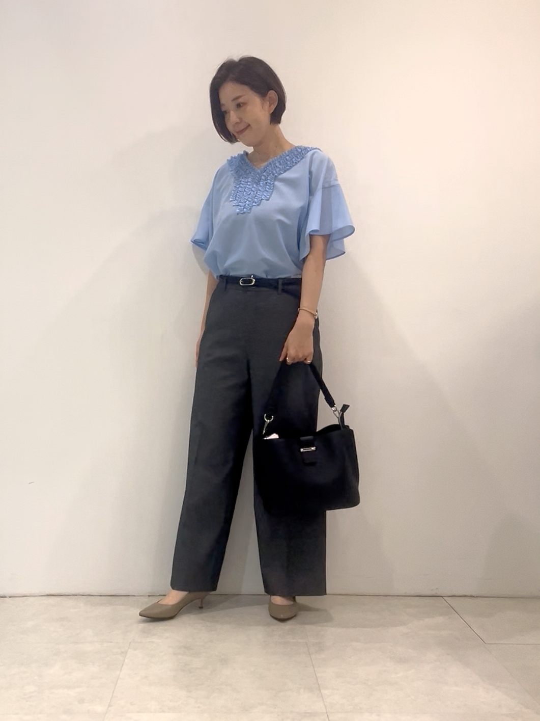 まどかさんの「UNTITLED｜【接触冷感/通気性/洗える】Vネックフリルブラウス」を使ったコーディネート