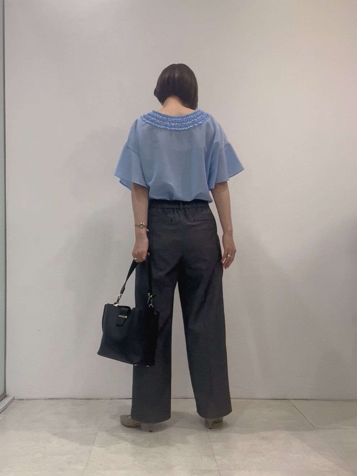 まどかさんの「UNTITLED｜【接触冷感/通気性/洗える】Vネックフリルブラウス」を使ったコーディネート