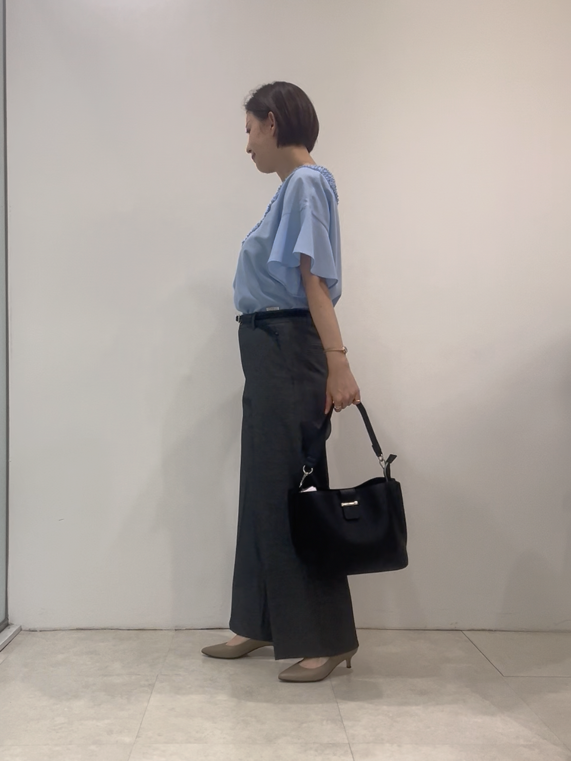 まどかさんの「UNTITLED｜【接触冷感/通気性/洗える】Vネックフリルブラウス」を使ったコーディネート