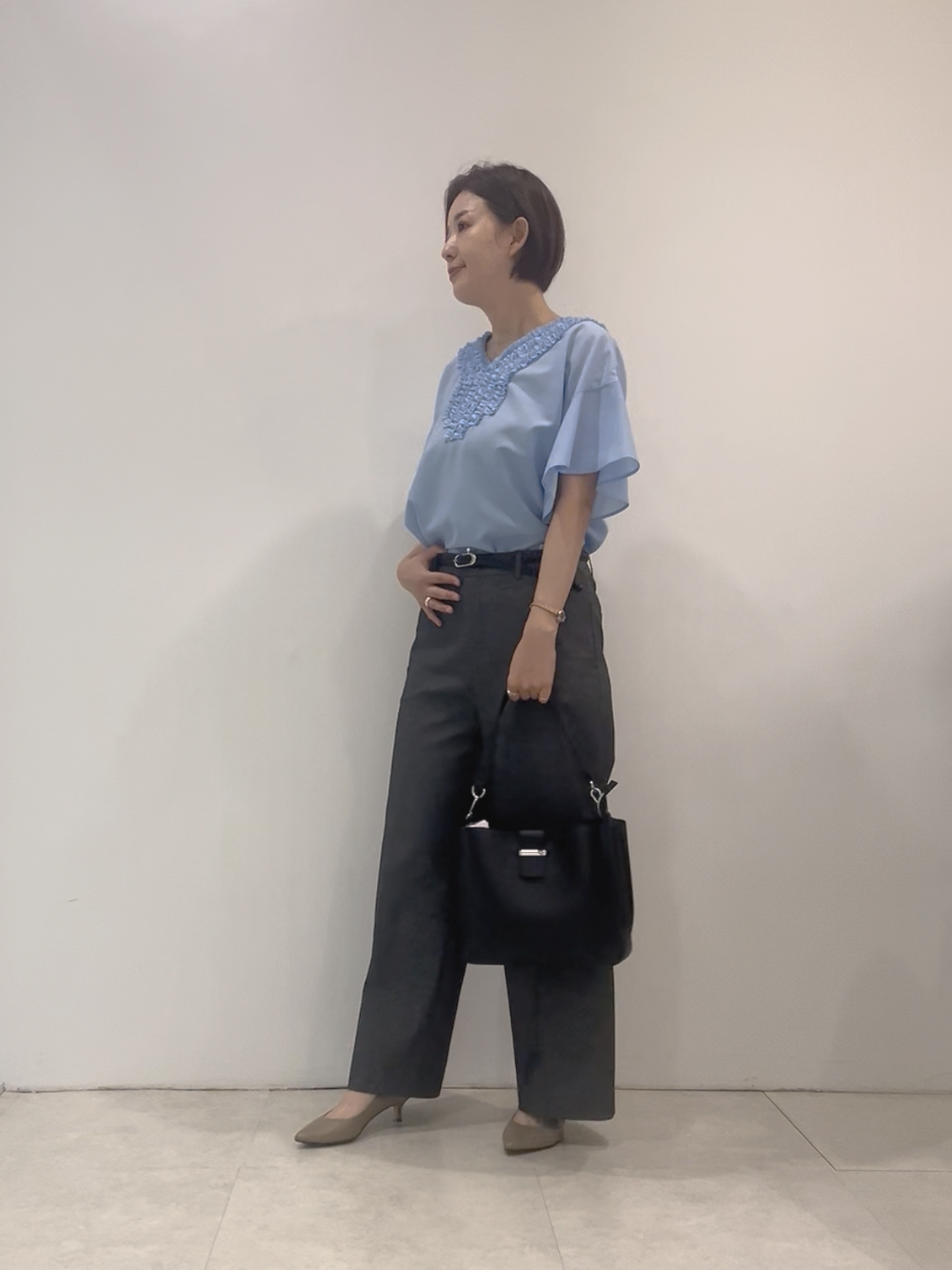 まどかさんの「UNTITLED｜【接触冷感/通気性/洗える】Vネックフリルブラウス」を使ったコーディネート