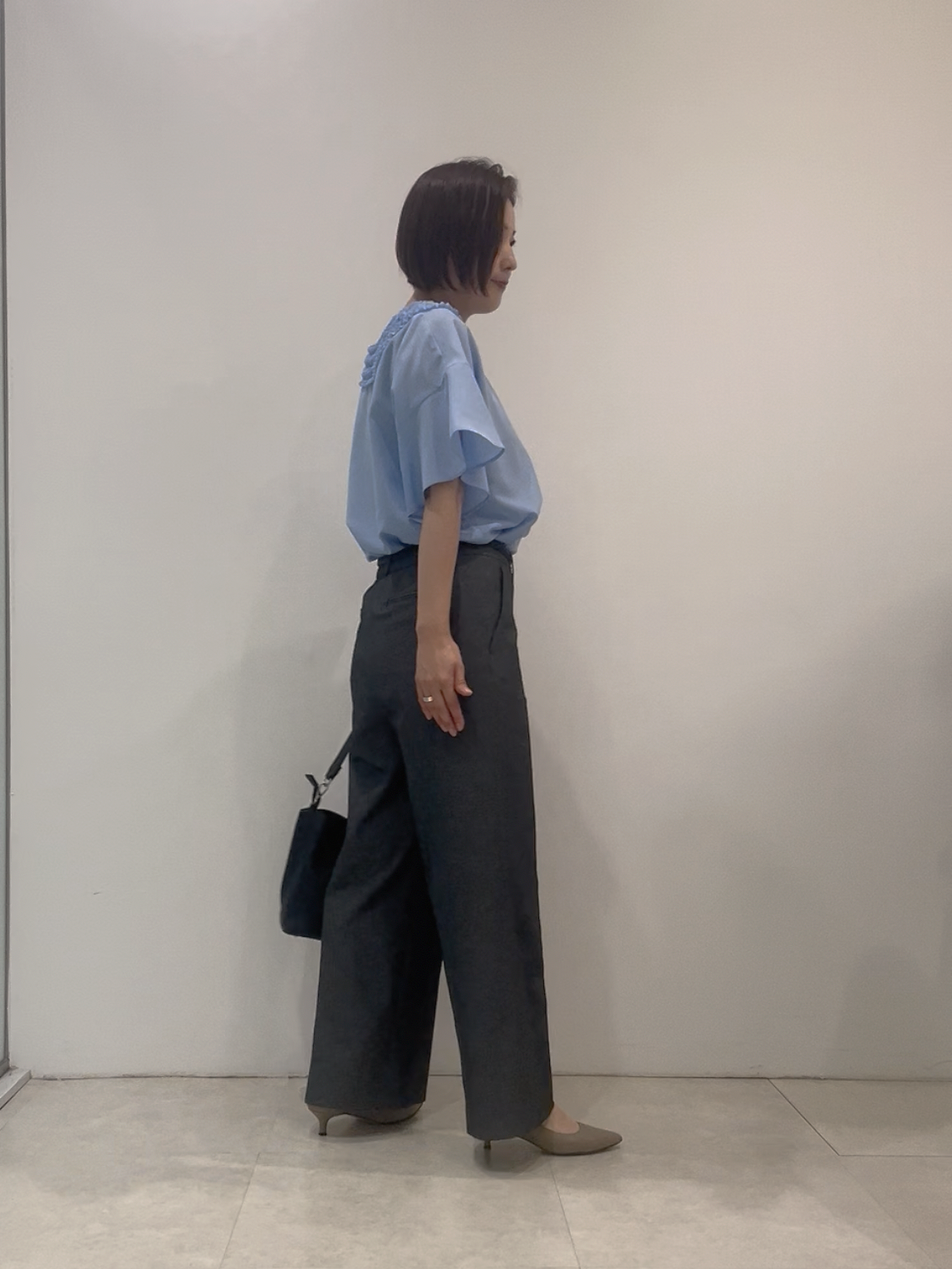 まどかさんの「UNTITLED｜【接触冷感/通気性/洗える】Vネックフリルブラウス」を使ったコーディネート
