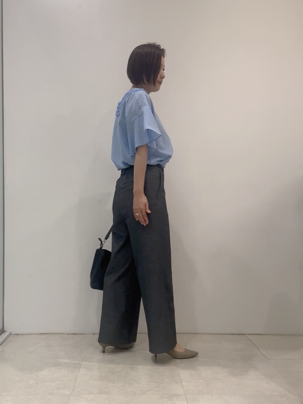 まどかさんの「UNTITLED｜【接触冷感/通気性/洗える】Vネックフリルブラウス」を使ったコーディネート