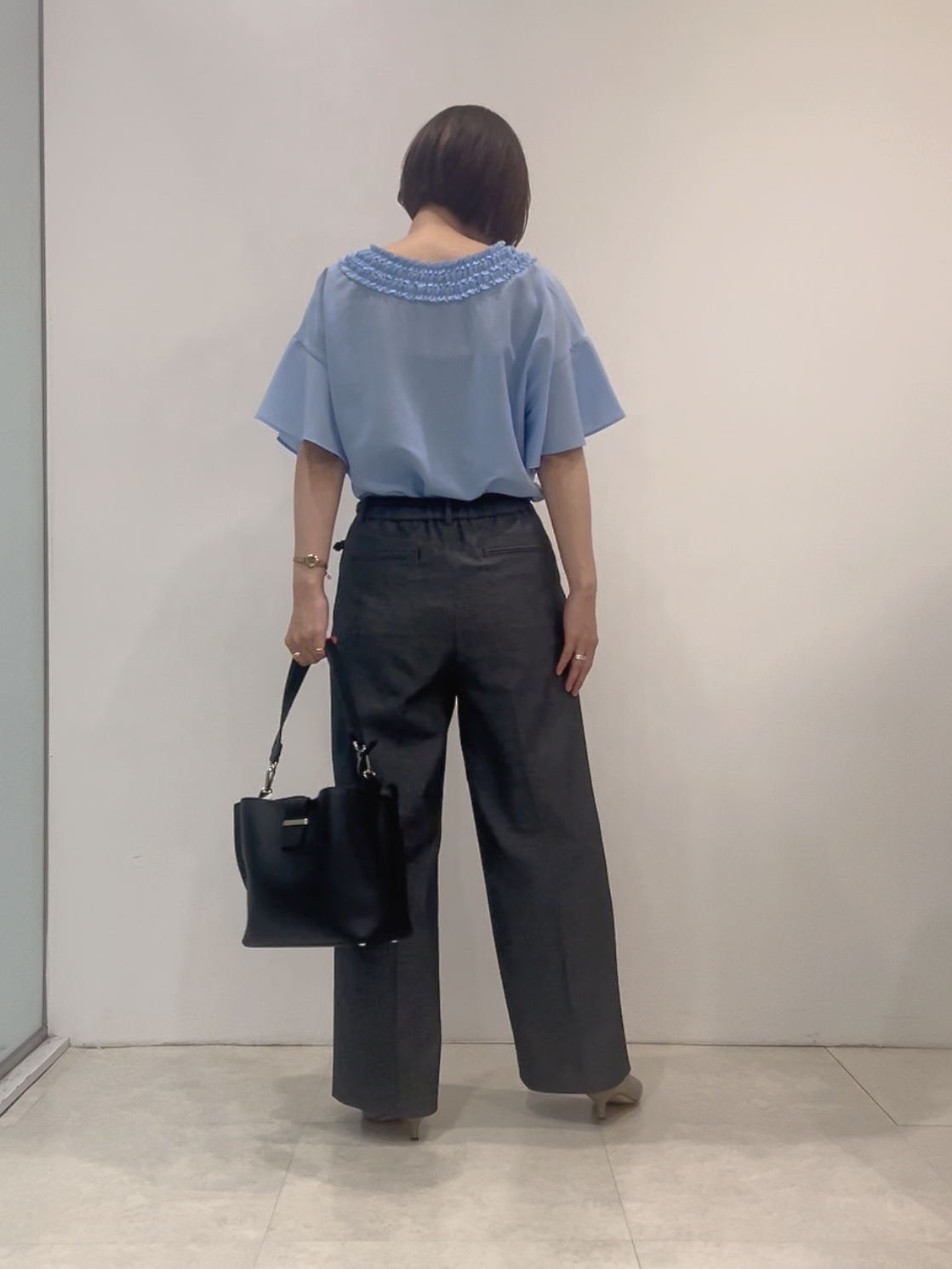 まどかさんの「UNTITLED｜【接触冷感/通気性/洗える】Vネックフリルブラウス」を使ったコーディネート