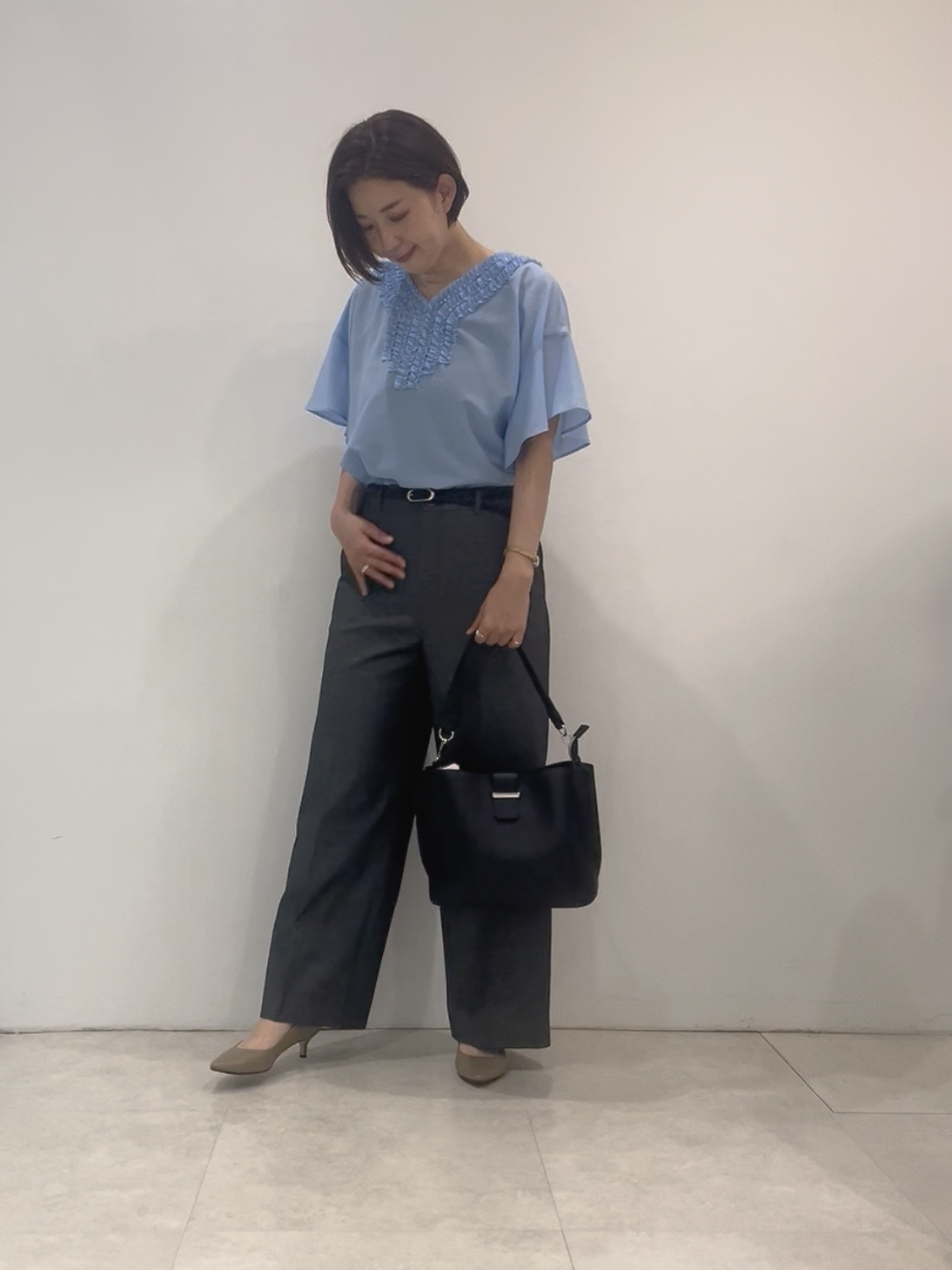 まどかさんの「UNTITLED｜【接触冷感/通気性/洗える】Vネックフリルブラウス」を使ったコーディネート