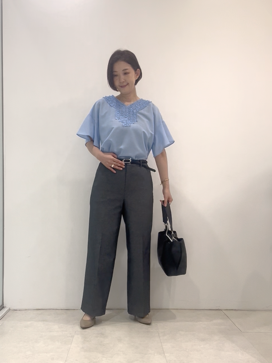 まどかさんの「UNTITLED｜【接触冷感/通気性/洗える】Vネックフリルブラウス」を使ったコーディネート