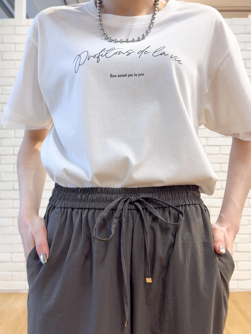 𝐜𝐡𝐢𝐤𝐚さんの「SHOO･LA･RUE｜【洗濯機可/体型カバー】羽織るだけで雰囲気変わる 柄アソート ポンチョ風シアーシャツ」を使ったコーディネート