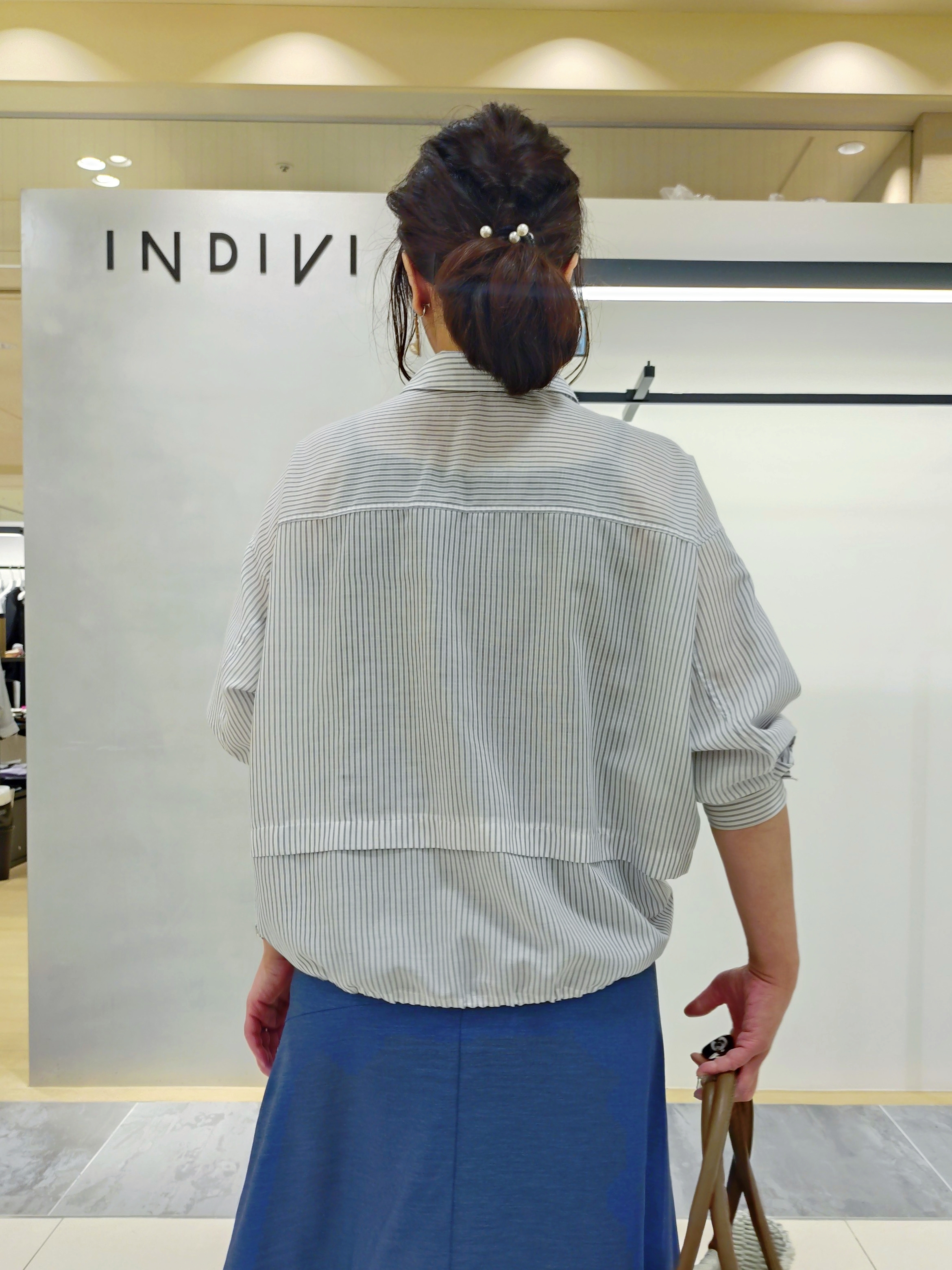TOMOMIさんの「INDIVI｜【洗える／UVケア／すっきり見え】ナローフレアスカート」を使ったコーディネート