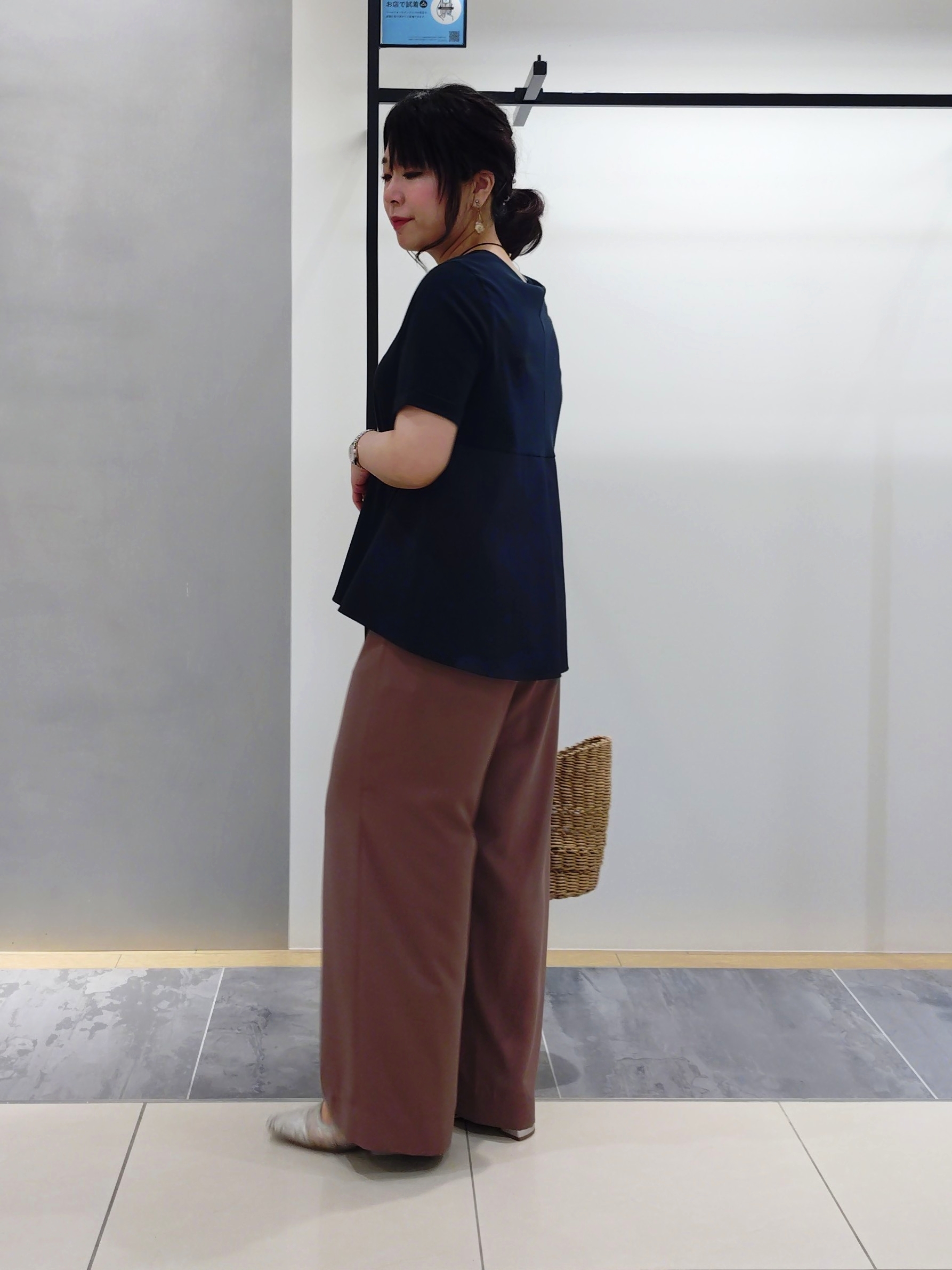 TOMOMIさんの「INDIVI｜【さらに軽く軽快！／着る日傘】イージーワイドパンツ」を使ったコーディネート