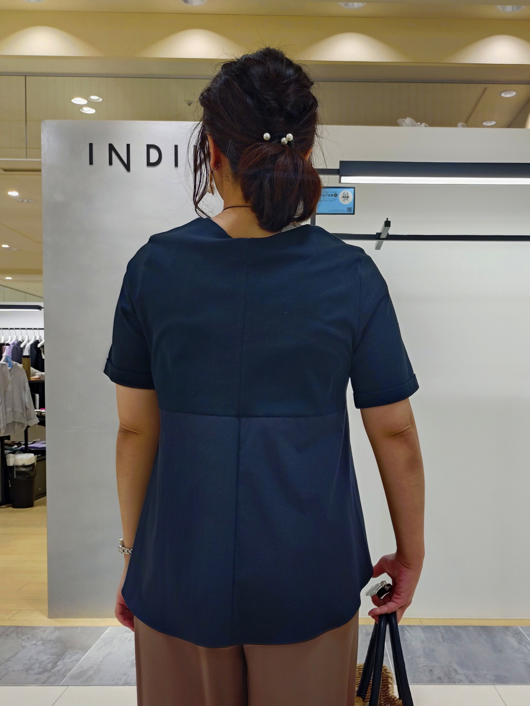 TOMOMIさんの「INDIVI｜【さらに軽く軽快！／着る日傘】イージーワイドパンツ」を使ったコーディネート