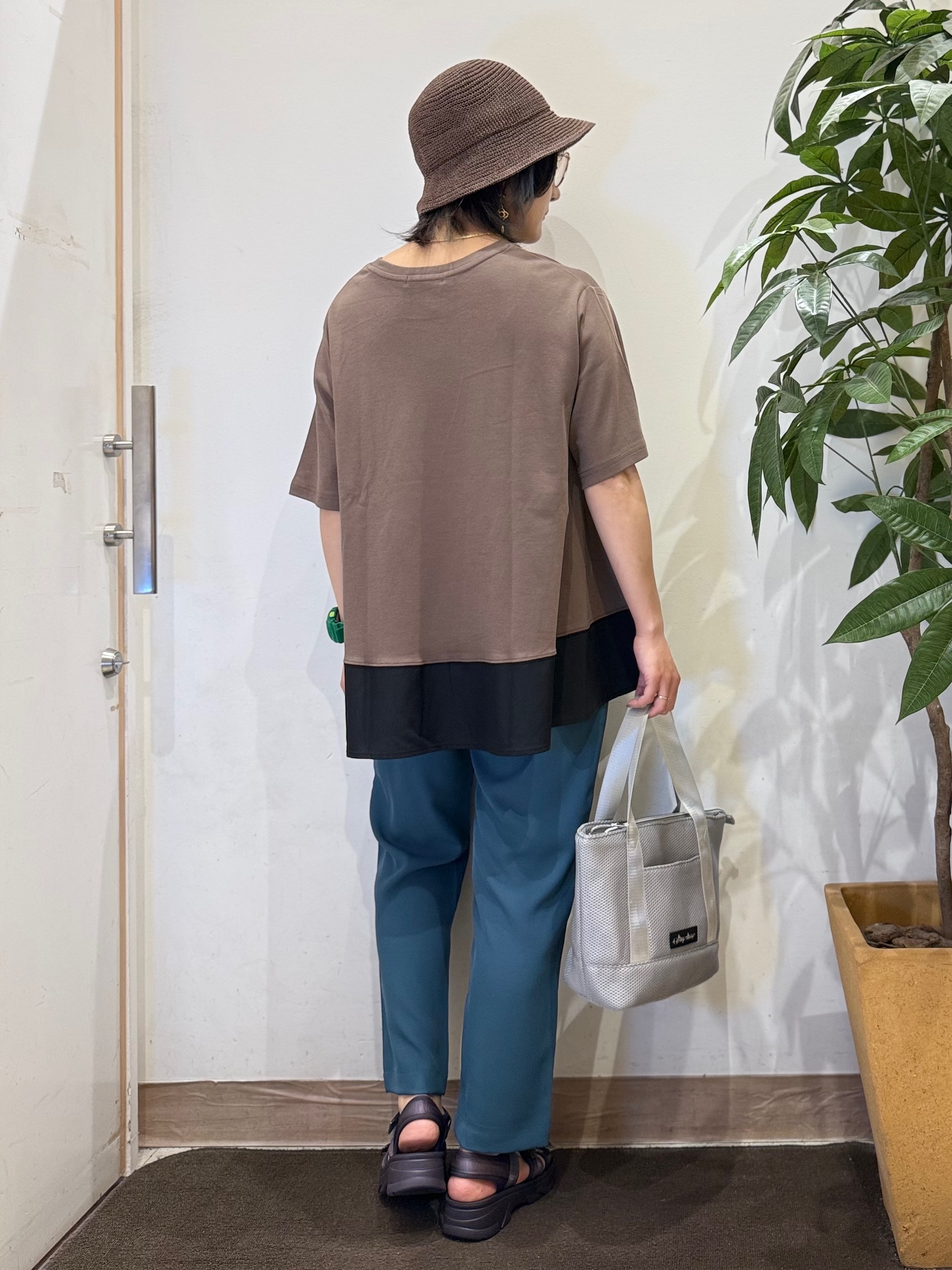 misakiさんの「SHOO･LA･RUE｜【ひんやり/UV/抗菌防臭】体型カバーも叶う 裾切り替えAライントップス」を使ったコーディネート