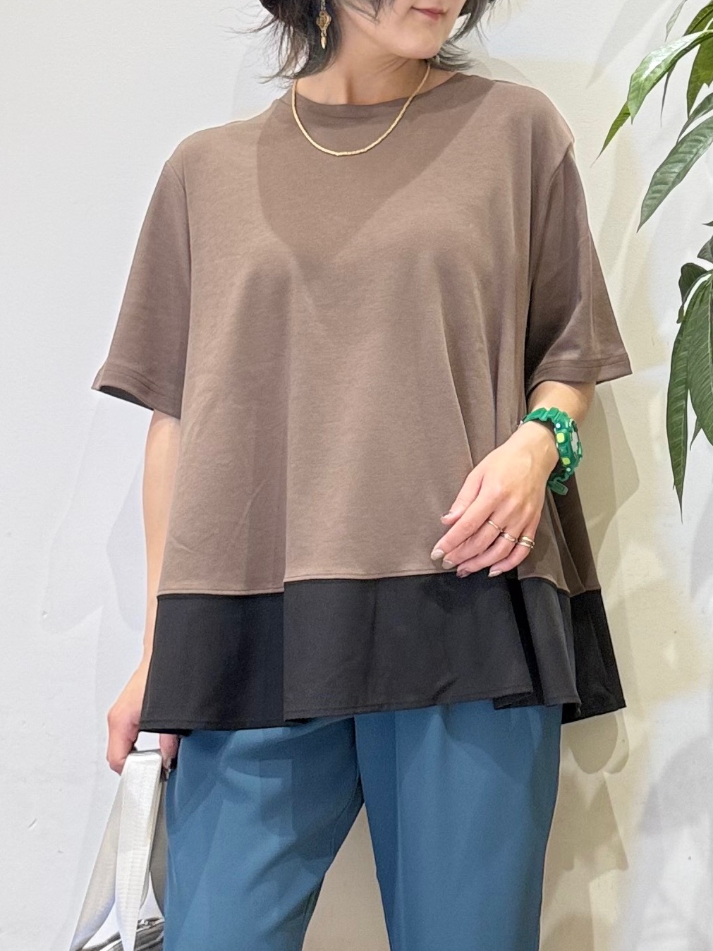 misakiさんの「SHOO･LA･RUE｜【ひんやり/UV/抗菌防臭】体型カバーも叶う 裾切り替えAライントップス」を使ったコーディネート
