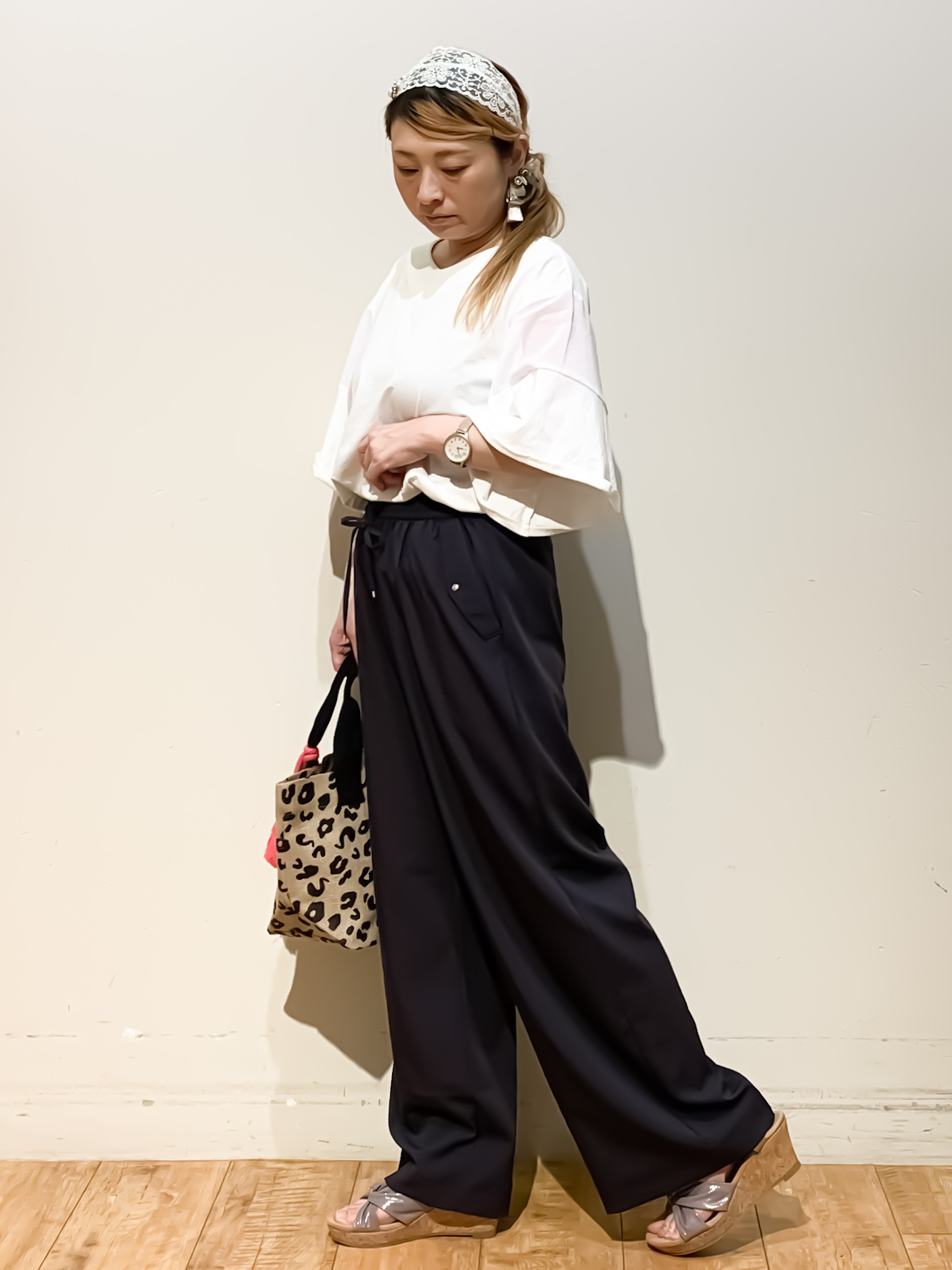 MEGさんの「SHOO･LA･RUE｜【ひんやり/S-LL/体型カバー】フレアスリーブで二の腕を自然にカバー 浅VネックTシャツ」を使ったコーディネート