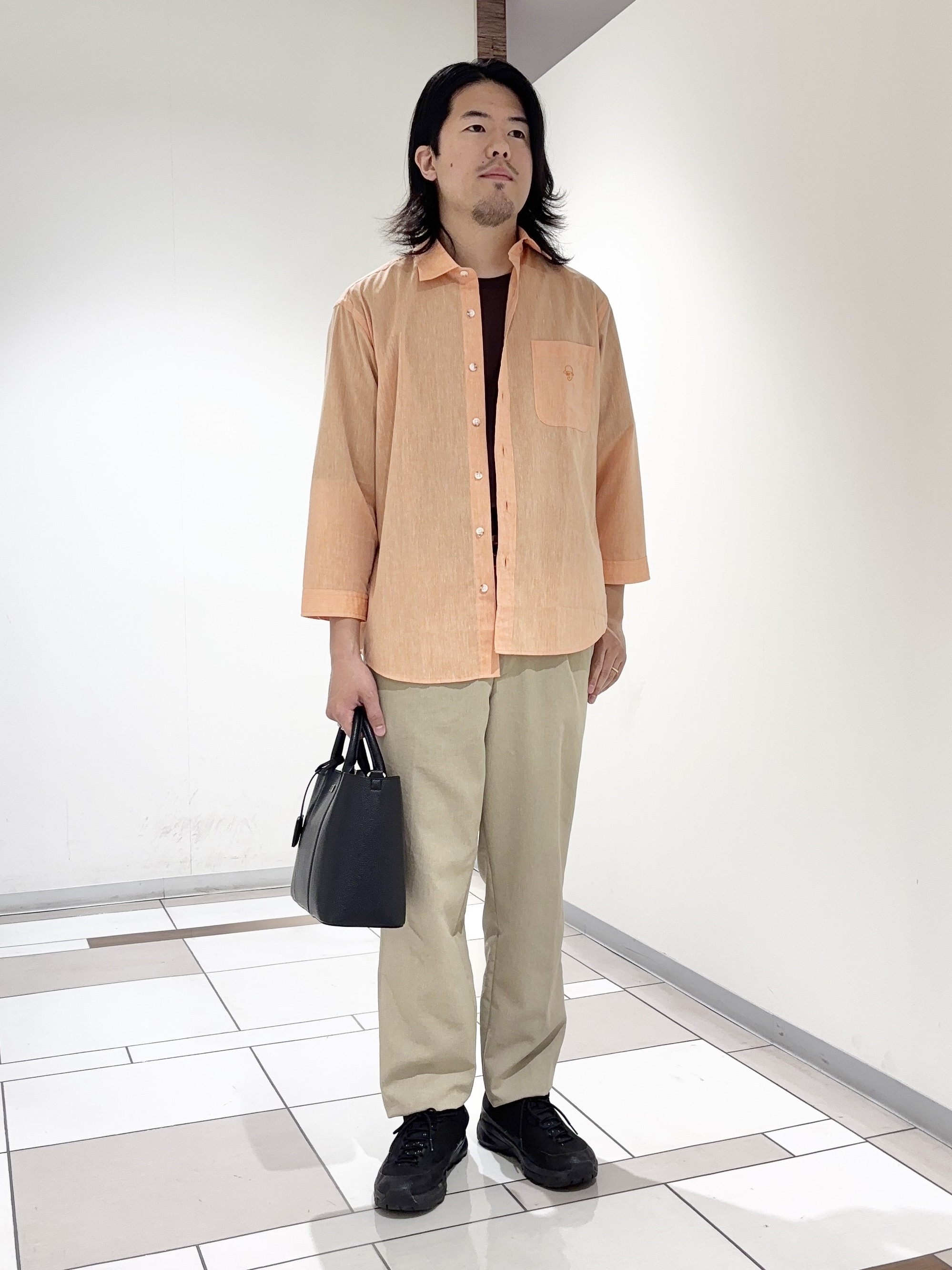 及川さんの「TAKEO KIKUCHI｜【接触冷感】ハイブリッド リネン 七分袖シャツ」を使ったコーディネート