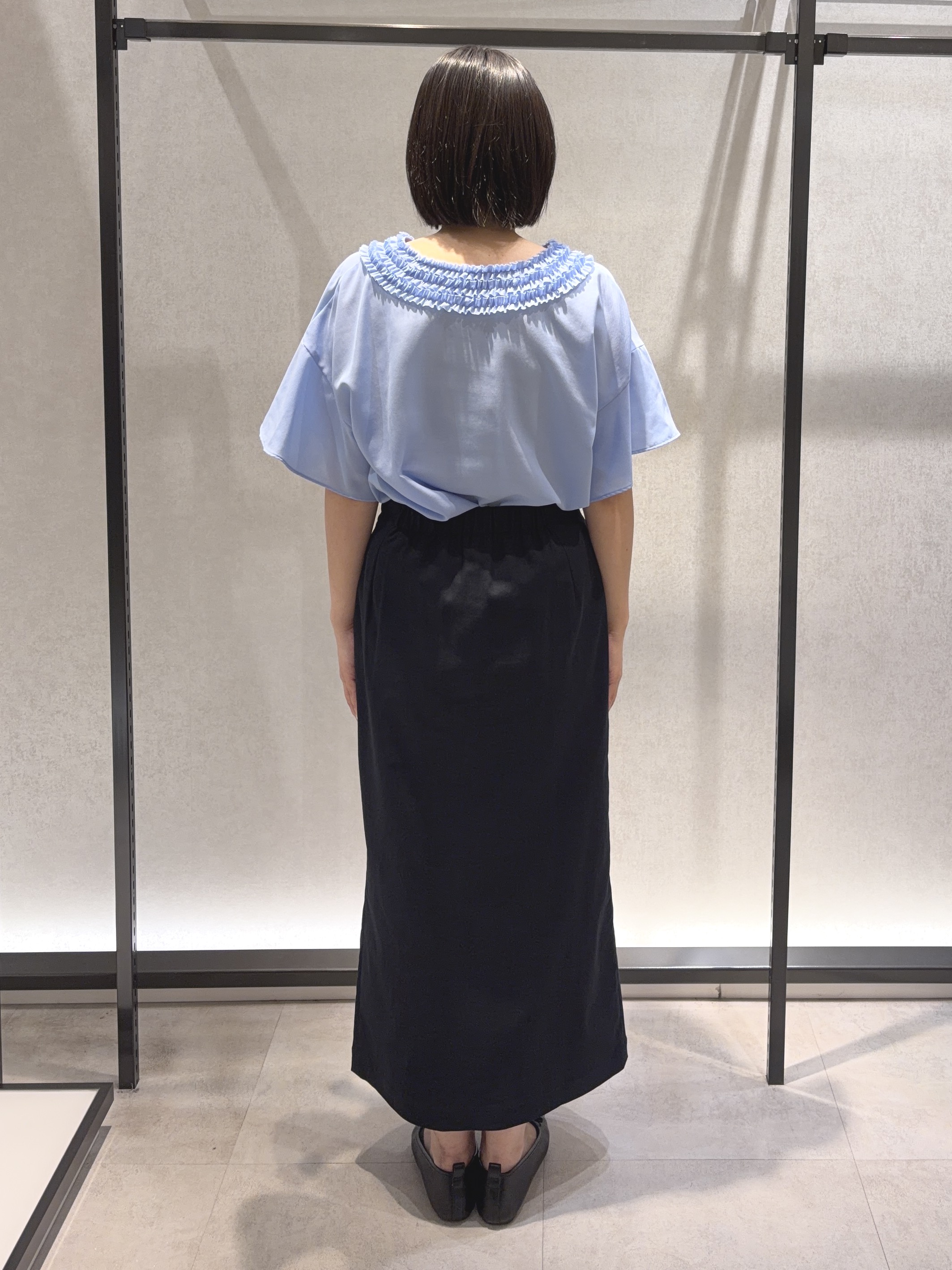 わたなべさんの「UNTITLED｜【接触冷感/通気性/洗える】Vネックフリルブラウス」を使ったコーディネート