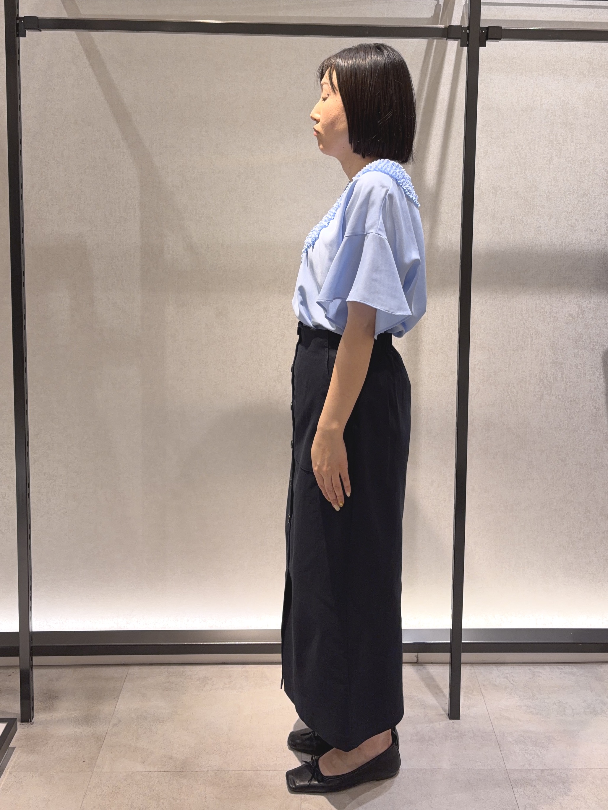 わたなべさんの「UNTITLED｜【接触冷感/通気性/洗える】Vネックフリルブラウス」を使ったコーディネート