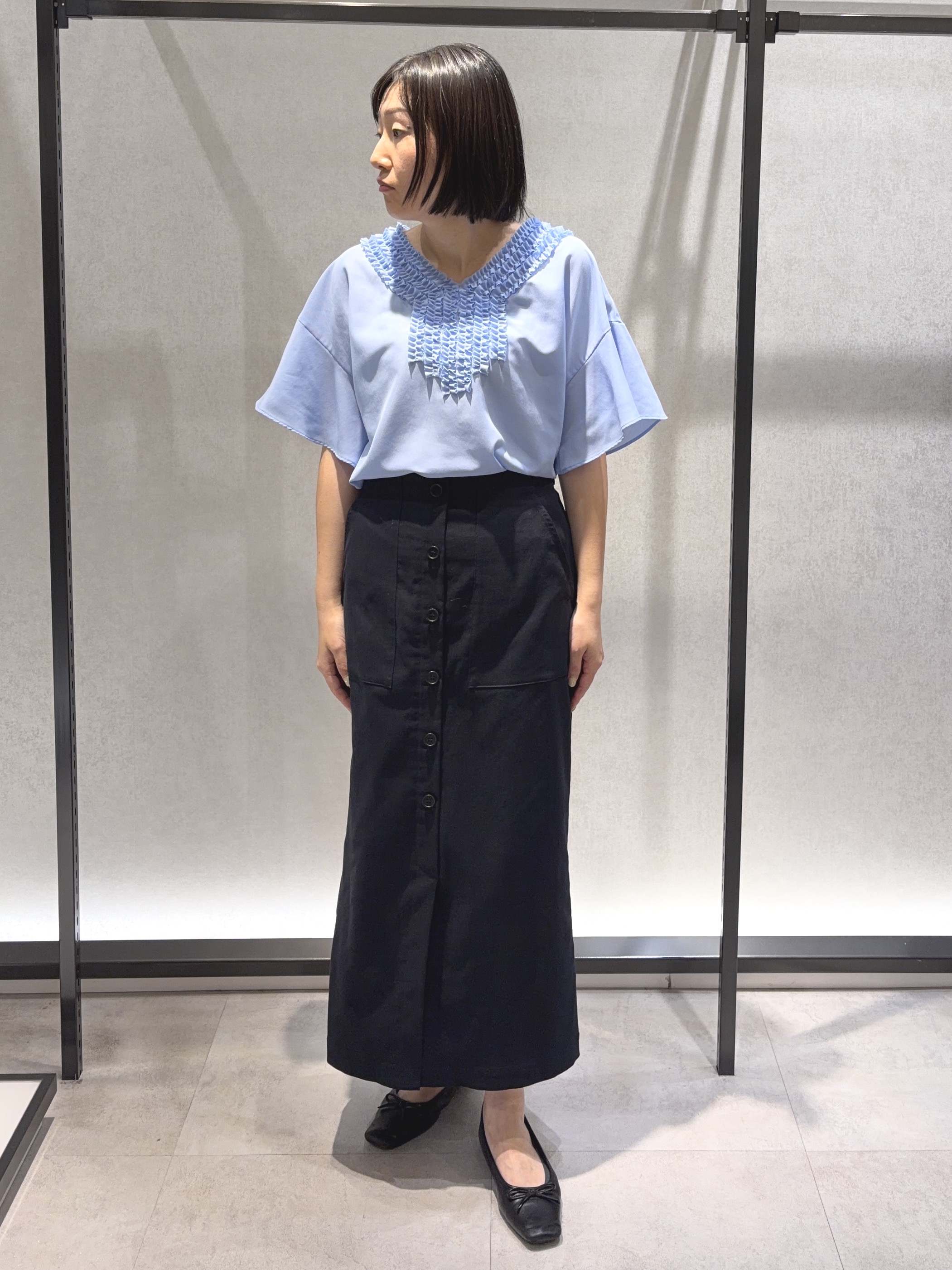 わたなべさんの「UNTITLED｜【接触冷感/通気性/洗える】Vネックフリルブラウス」を使ったコーディネート