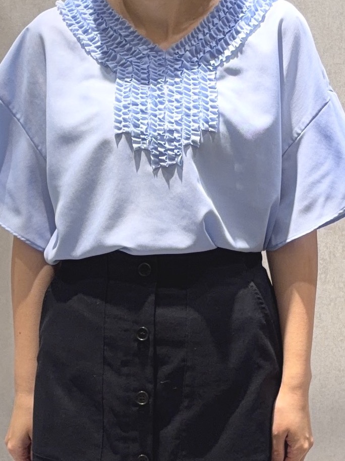 わたなべさんの「UNTITLED｜【接触冷感/通気性/洗える】Vネックフリルブラウス」を使ったコーディネート