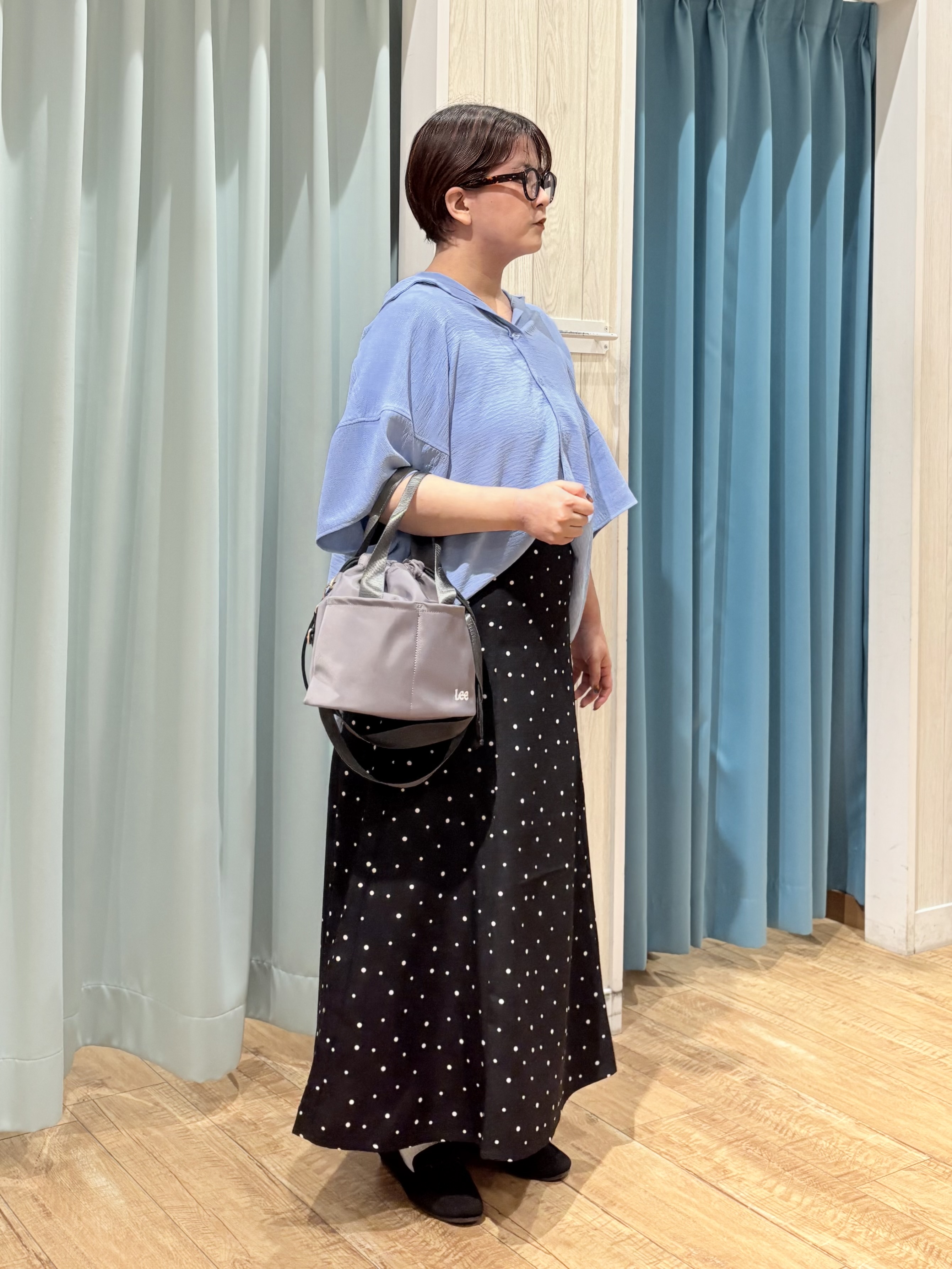 砂糖さんの「SHOO･LA･RUE｜【高レビュー/洗濯後しわになりにくい/体型カバー】きちんとゆるっと 大人の抜け感 ポンチョ風カラーシ」を使ったコーディネート