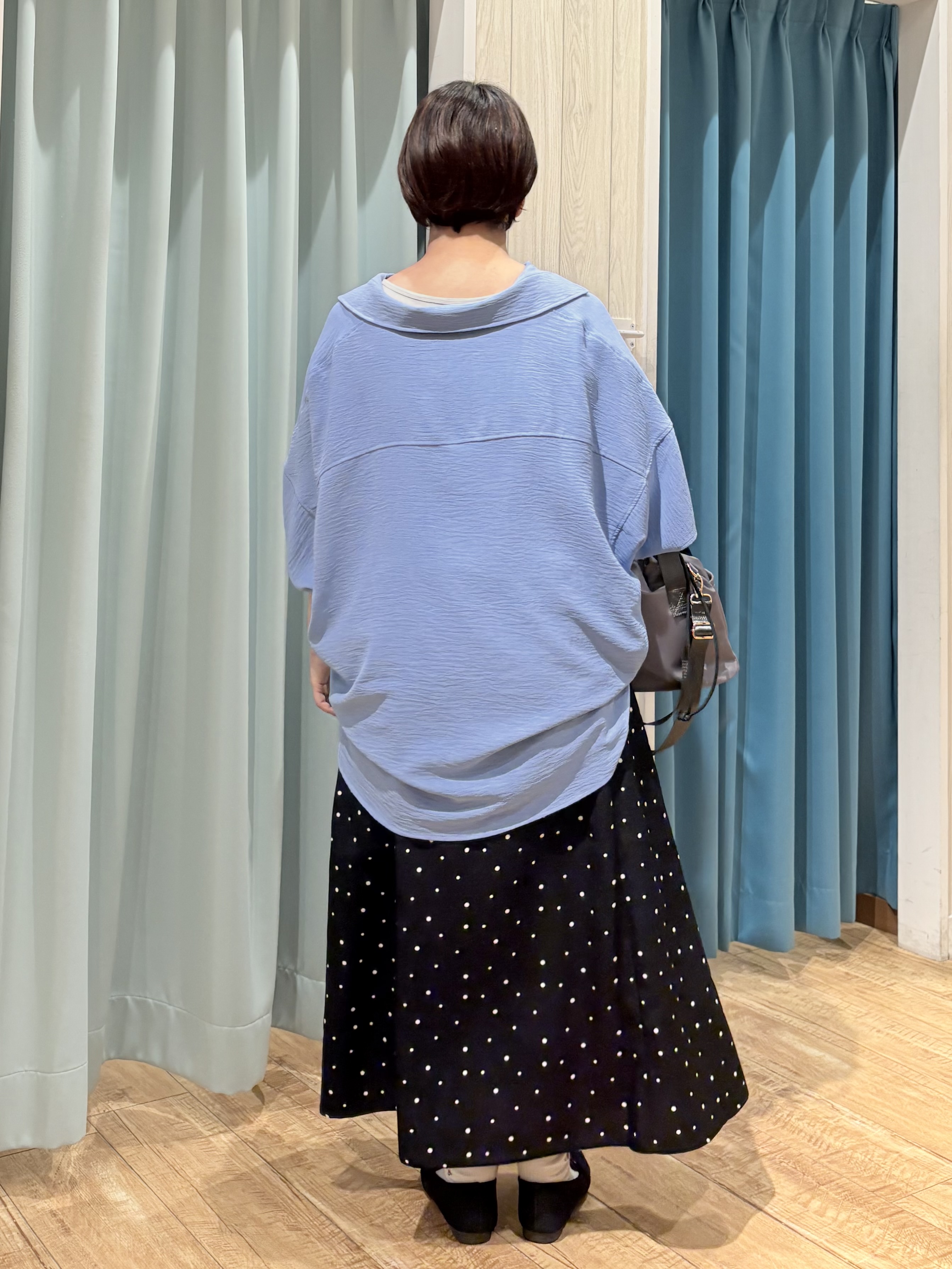 砂糖さんの「SHOO･LA･RUE｜【高レビュー/洗濯後しわになりにくい/体型カバー】きちんとゆるっと 大人の抜け感 ポンチョ風カラーシ」を使ったコーディネート