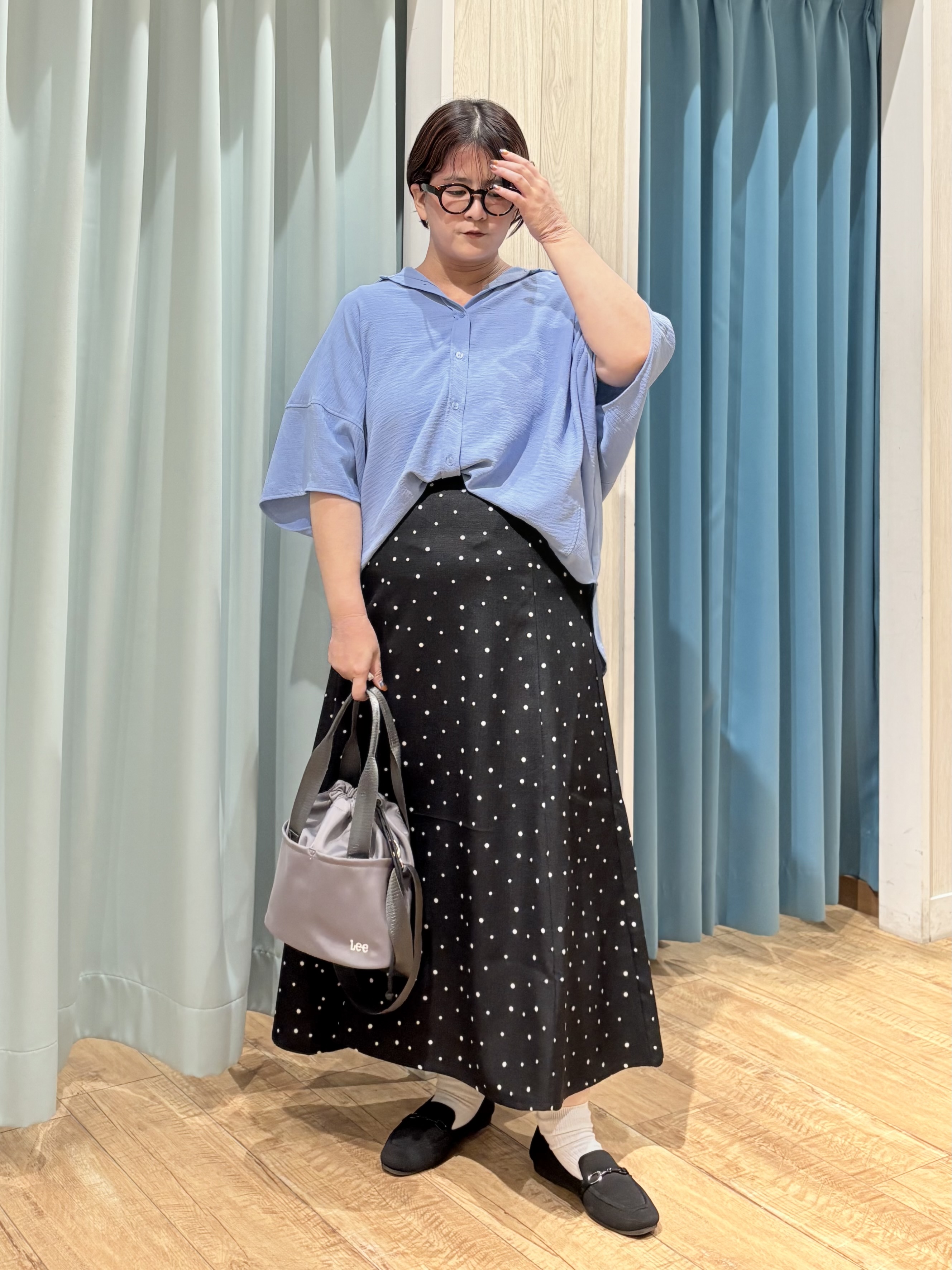 砂糖さんの「SHOO･LA･RUE｜【高レビュー/洗濯後しわになりにくい/体型カバー】きちんとゆるっと 大人の抜け感 ポンチョ風カラーシ」を使ったコーディネート