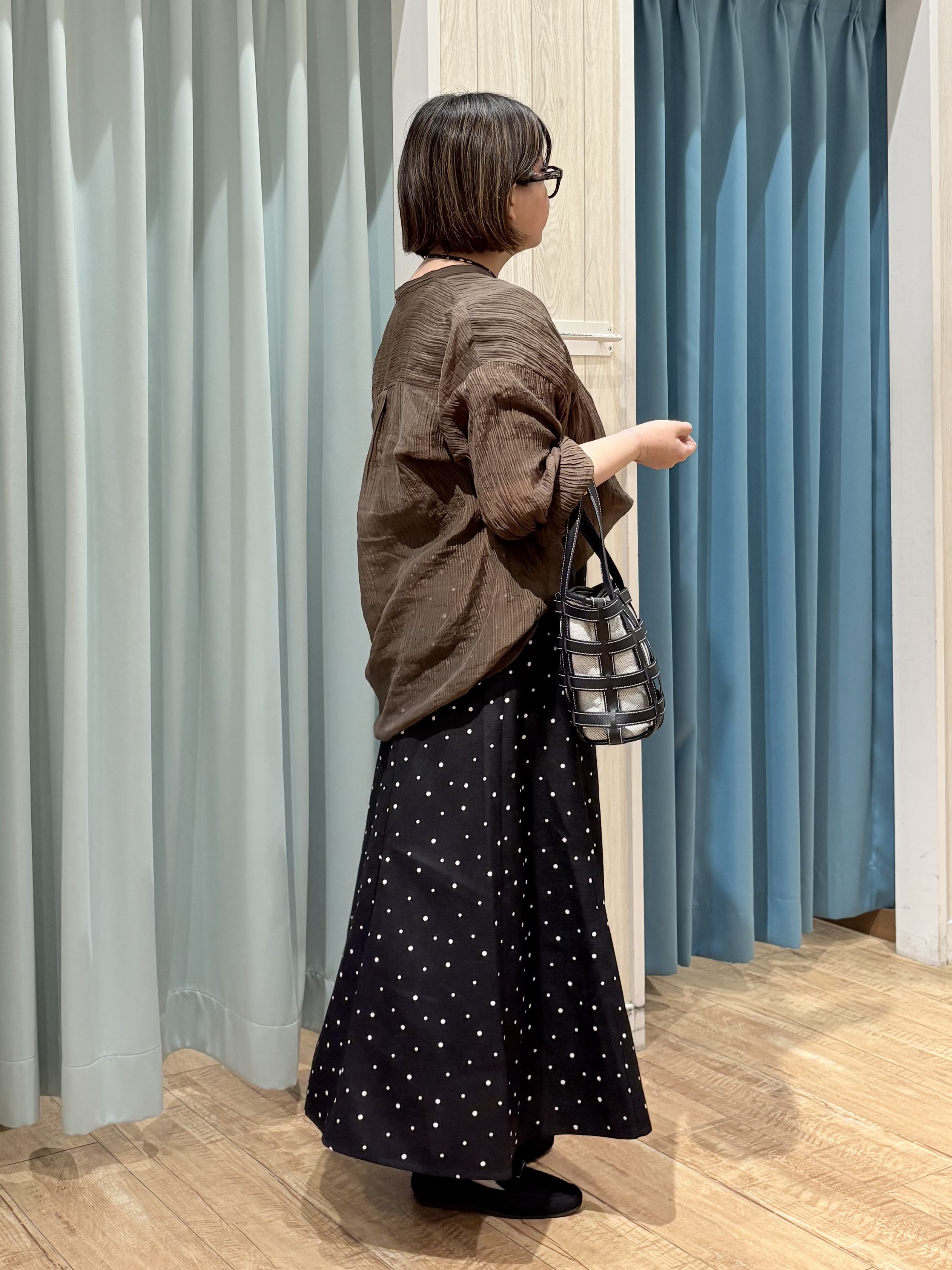 砂糖さんの「SHOO･LA･RUE｜【S-LL】大人のシアー感 風合い楽しむバンドカラーシャツ」を使ったコーディネート