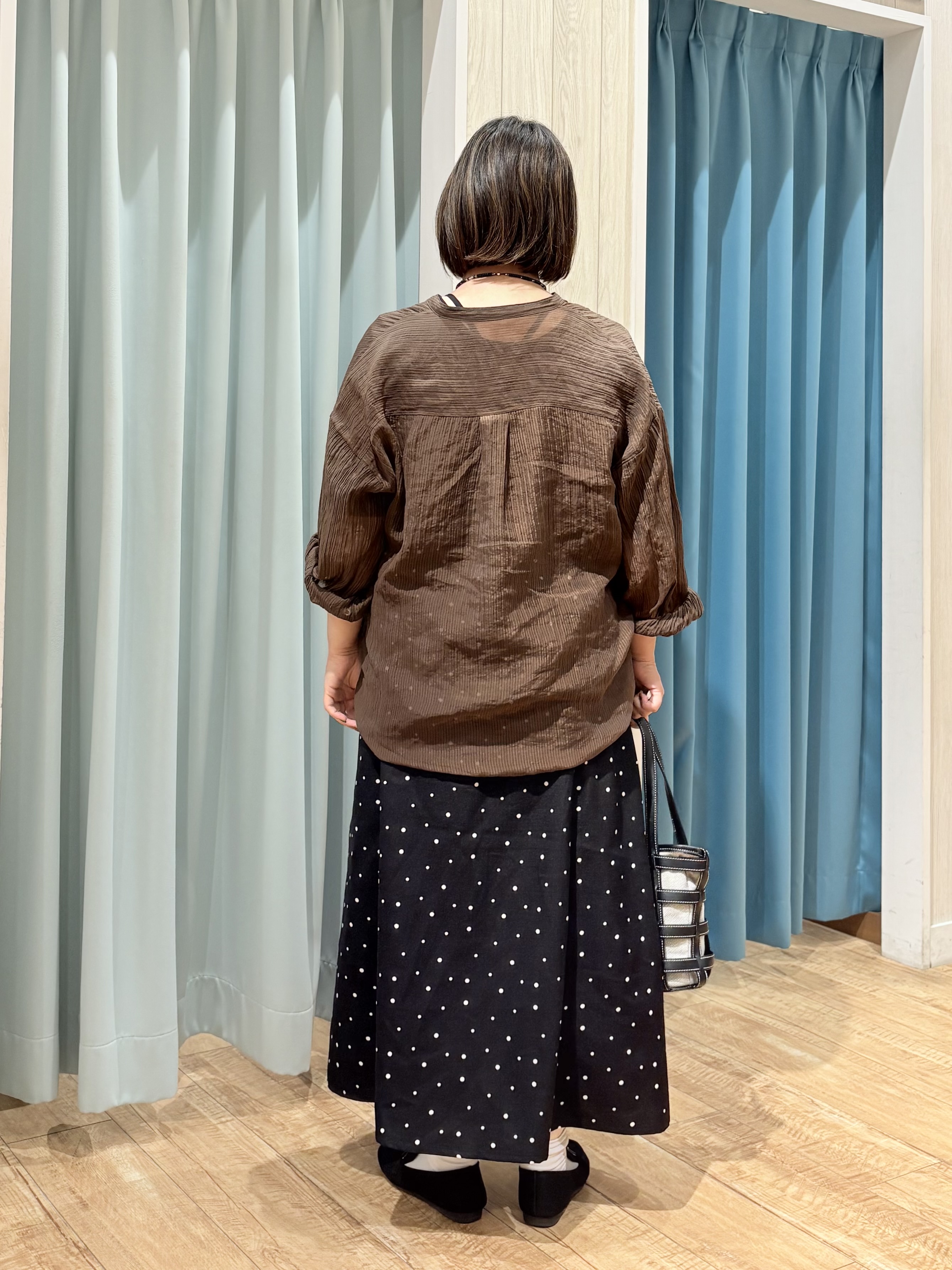 砂糖さんの「SHOO･LA･RUE｜【S-LL】大人のシアー感 風合い楽しむバンドカラーシャツ」を使ったコーディネート