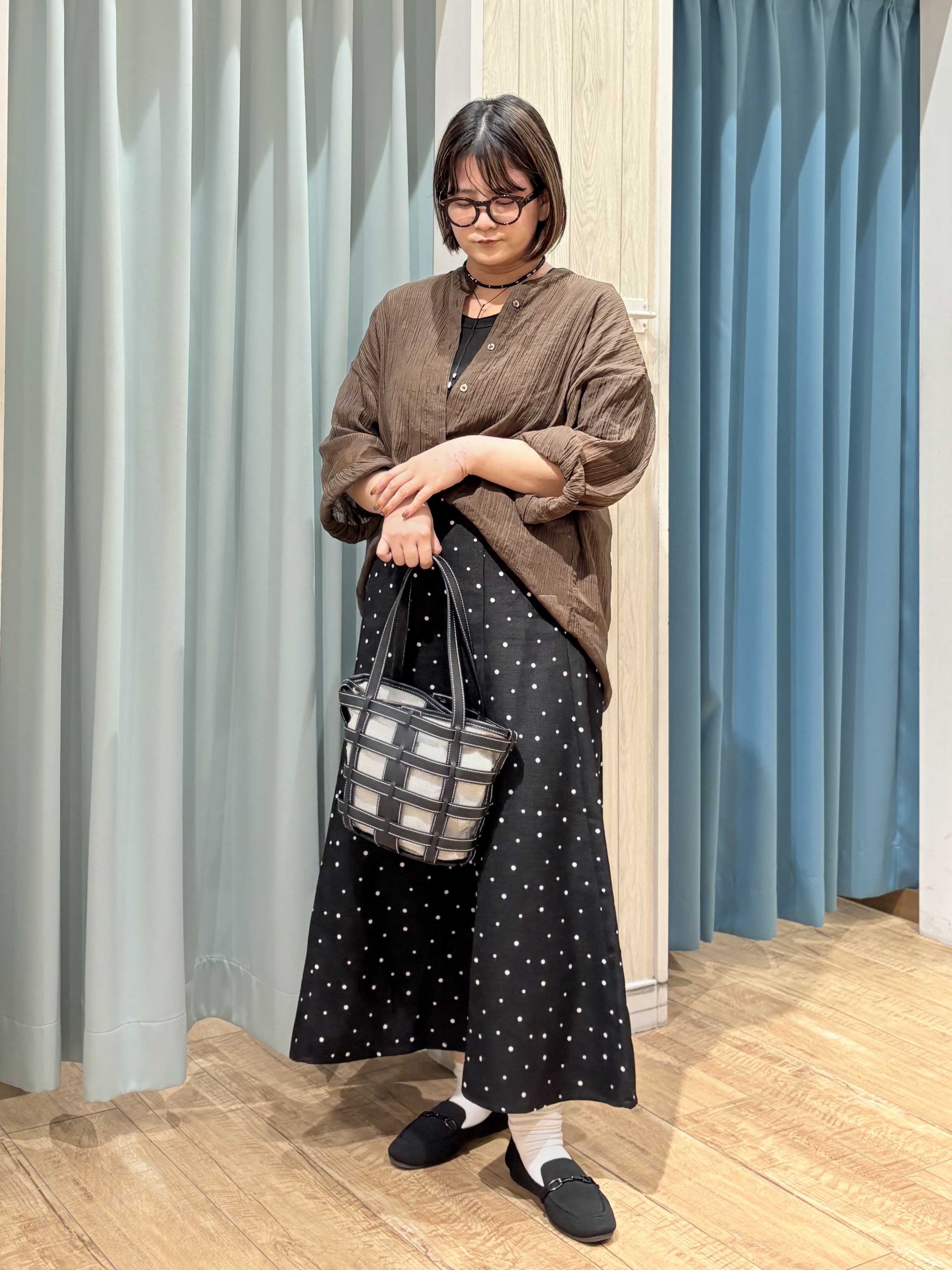 砂糖さんの「SHOO･LA･RUE｜【S-LL】大人のシアー感 風合い楽しむバンドカラーシャツ」を使ったコーディネート