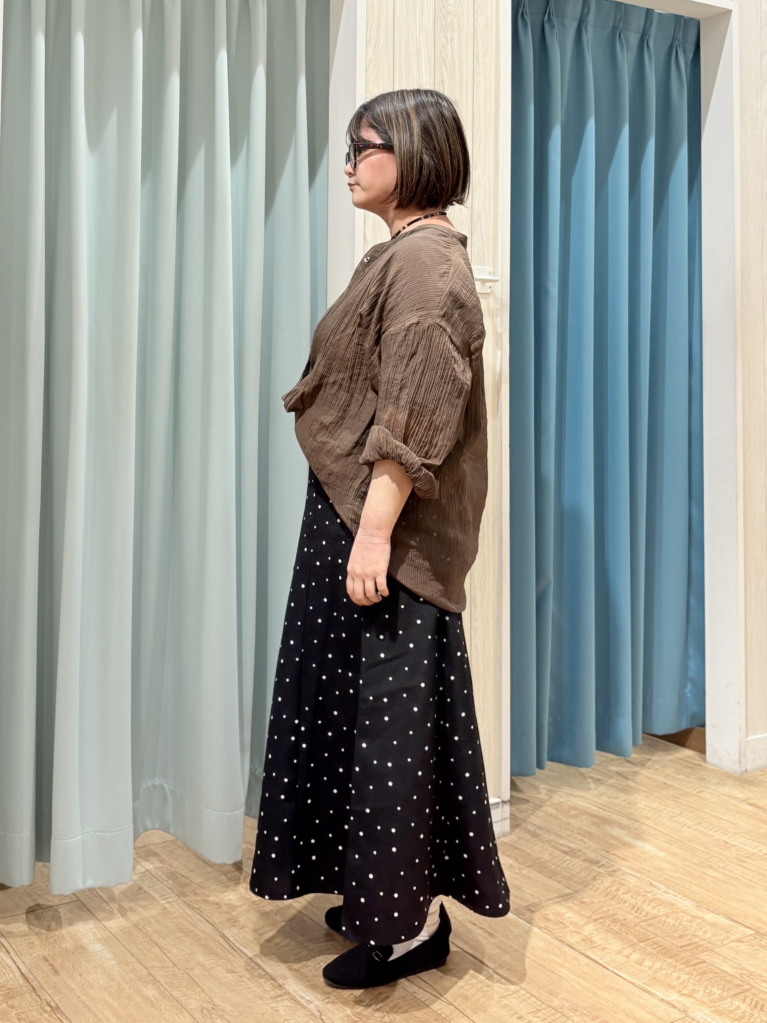 砂糖さんの「SHOO･LA･RUE｜【S-LL】大人のシアー感 風合い楽しむバンドカラーシャツ」を使ったコーディネート