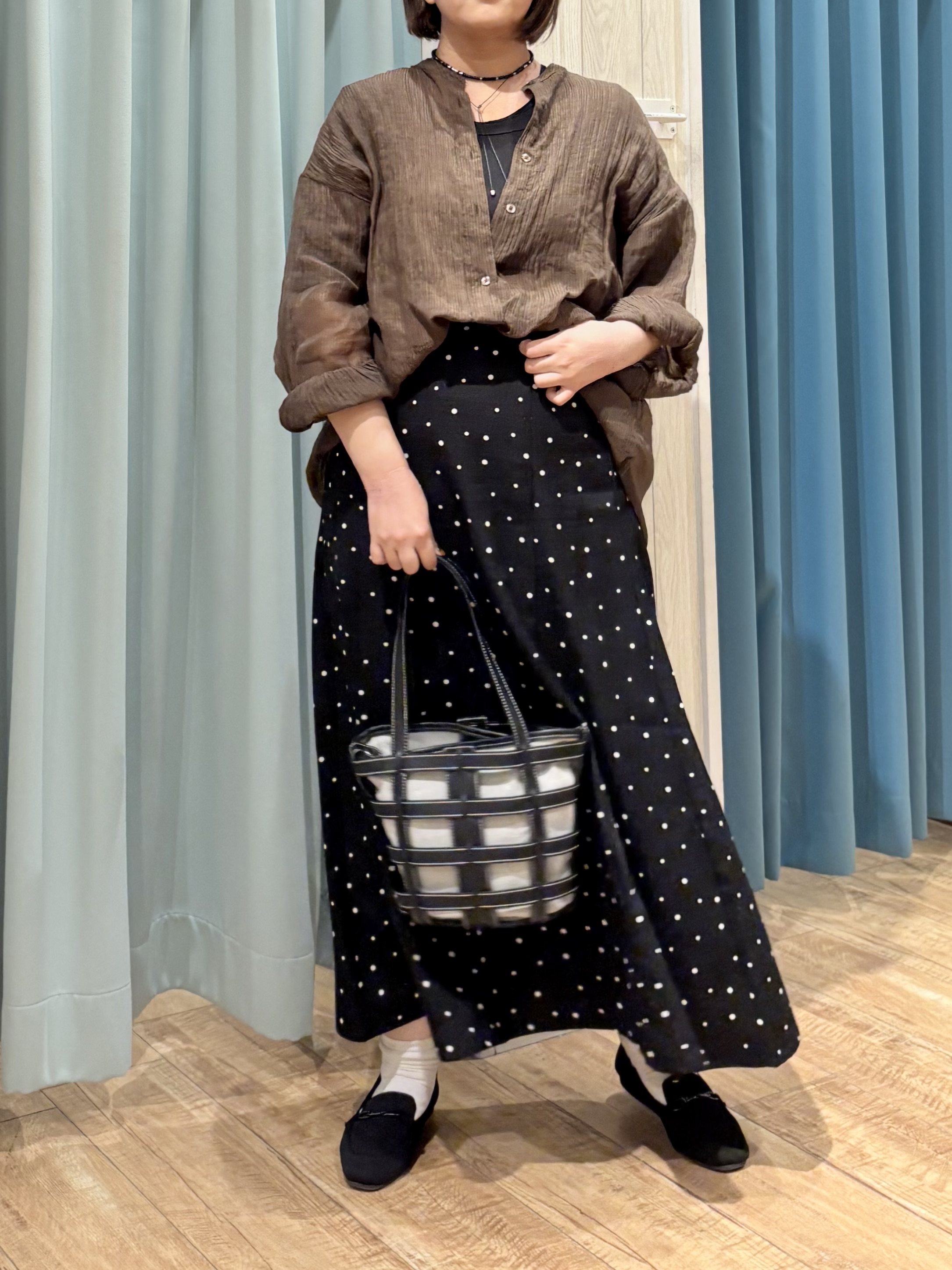 砂糖さんの「SHOO･LA･RUE｜【S-LL】大人のシアー感 風合い楽しむバンドカラーシャツ」を使ったコーディネート