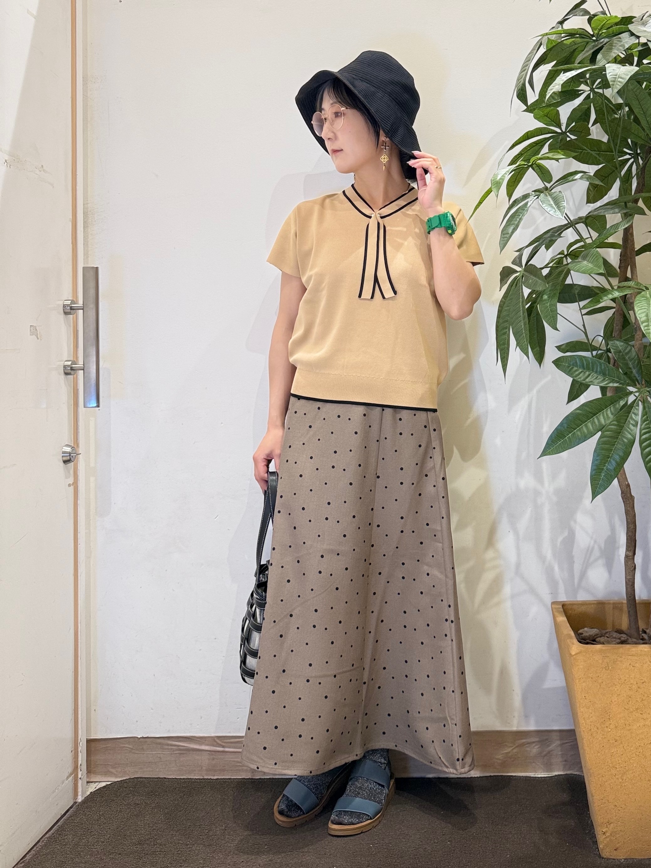 misakiさんの「SHOO･LA･RUE｜【毎日洗える/ひんやり/UV/S-LL】 毛玉になりにくい配色ボウタイ半袖ニット」を使ったコーディネート