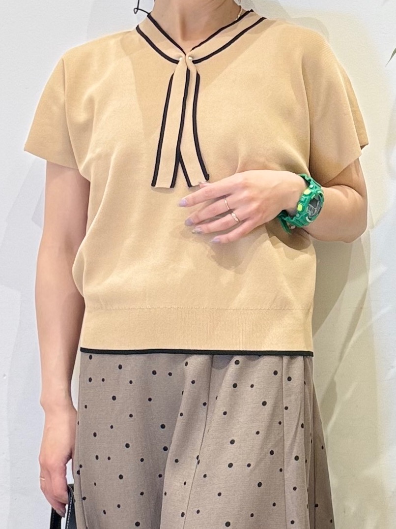 misakiさんの「SHOO･LA･RUE｜【毎日洗える/ひんやり/UV/S-LL】 毛玉になりにくい配色ボウタイ半袖ニット」を使ったコーディネート
