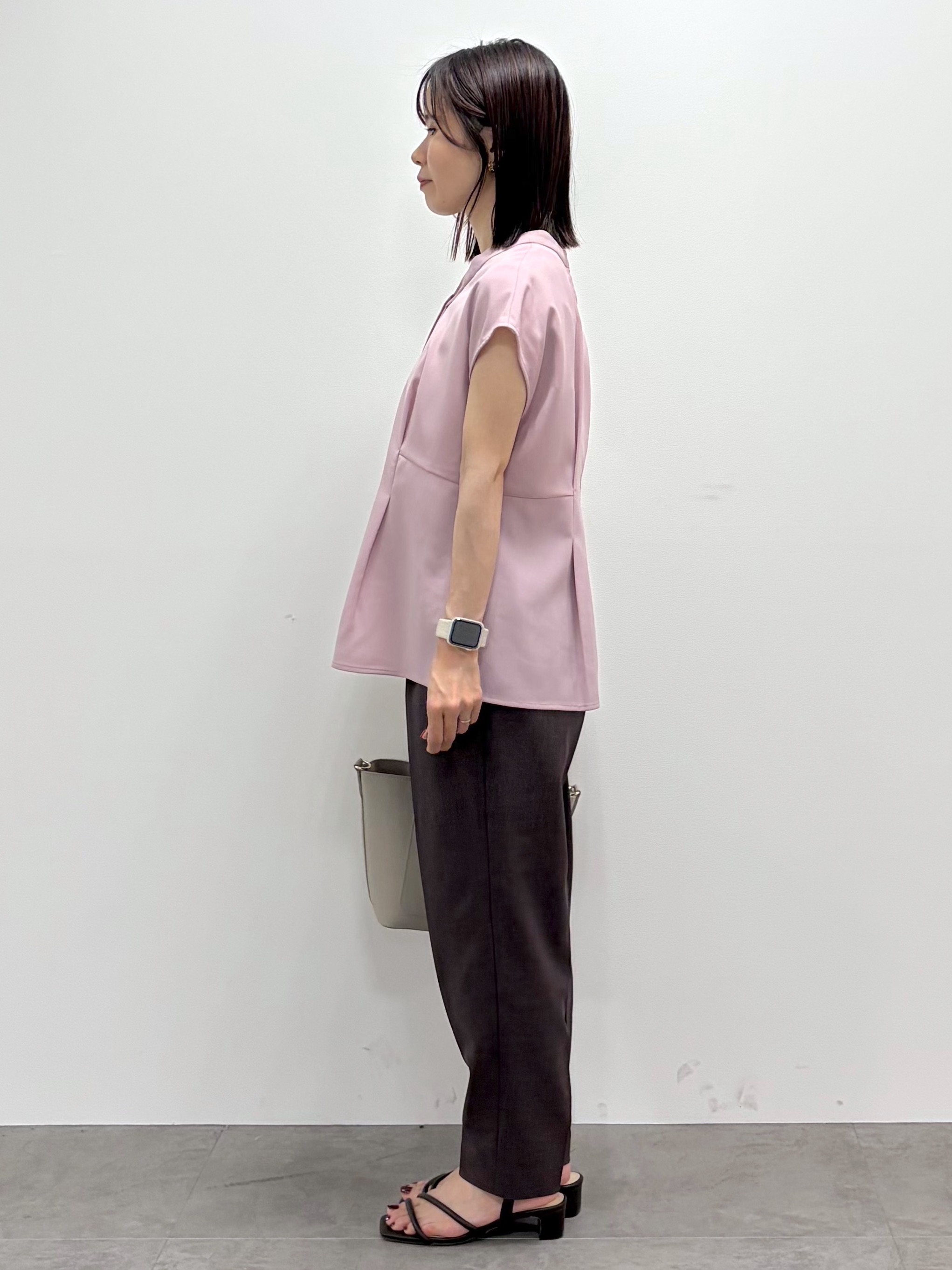 kozuさんの「index｜【接触冷感／防シワ】ペプラムボウタイブラウス《洗濯機OK／ストレッチ》」を使ったコーディネート