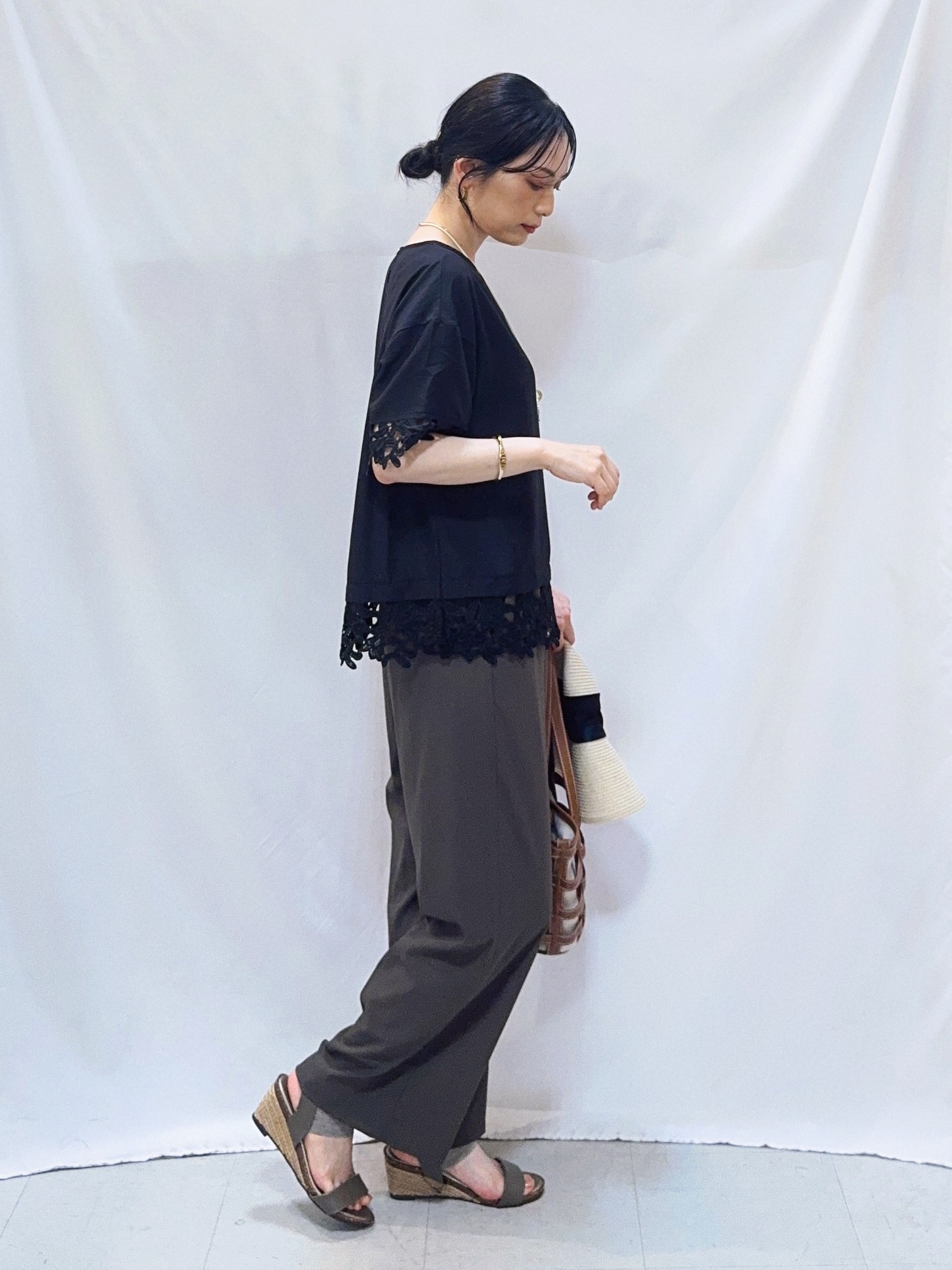 𝐇𝐢𝐫𝐨𝐦𝐢さんの「SHOO･LA･RUE｜【ひんやり/洗濯後しわになりにくい/S-LL】コーデの主役になる レース付きブラウス」を使ったコーディネート